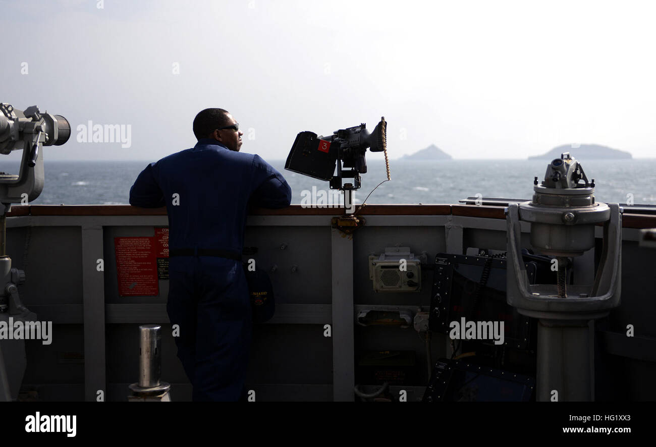 US Navy Yeoman 1. Klasse Bobby Grant steht Uhr am Hafen Brücke Flügel an Bord der Lenkwaffenzerstörer USS Bulkeley (DDG-84) 7. März 2014, im Roten Meer. Die Bulkeley wurde als Teil der Harry S. Truman Carrier Strike Group zur Unterstützung der Sicherheit im Seeverkehr Operationen und Sicherheitsbemühungen Zusammenarbeit Theater in den USA eingesetzt 5. Flotte Aufgabengebiet. (Foto: U.S. Navy Mass Communication Specialist 2. Klasse Donald R. White Jr./freigegeben) USS Bulkeley Operationen 140307-N-MY642-001 Stockfoto
