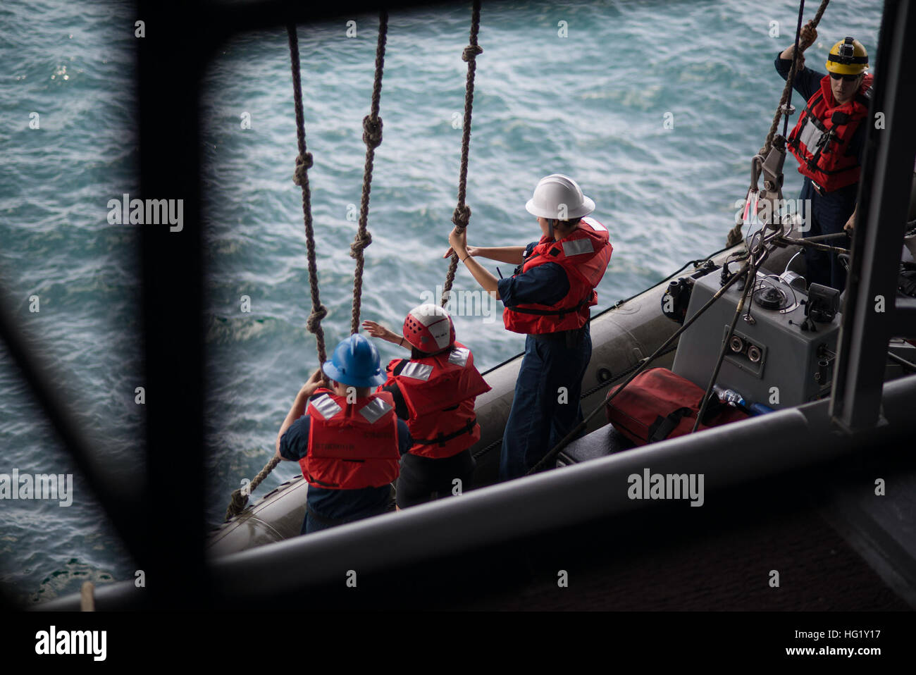 US-Segler niedriger ein Festrumpf Schlauchboot ins Wasser aus dem Flugzeugträger USS Harry S. Truman (CVN-75) in den Golf von Oman 16. März 2014. Truman, das Flaggschiff für die Harry S. Truman Carrier Strike Group, wurde in den USA eingesetzt 5. Flotte Aufgabengebiet Durchführung von maritimen Sicherheits-Operationen und Theater Sicherheitsbemühungen Zusammenarbeit zur Unterstützung der Operation Enduring Freedom. (Foto: U.S. Navy Mass Communication Specialist 2. Klasse Adam Brock/freigegeben) USS Truman 140316-N-LH273-004 Stockfoto
