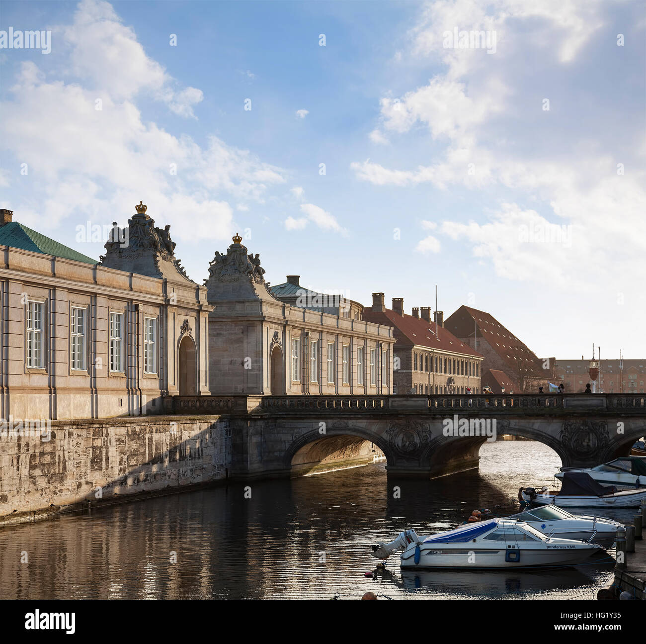 KOPENHAGEN, DÄNEMARK - 24. DEZEMBER 2016. Touristen auf der Kanalbrücke auf Schloss Christiansborg. Stockfoto