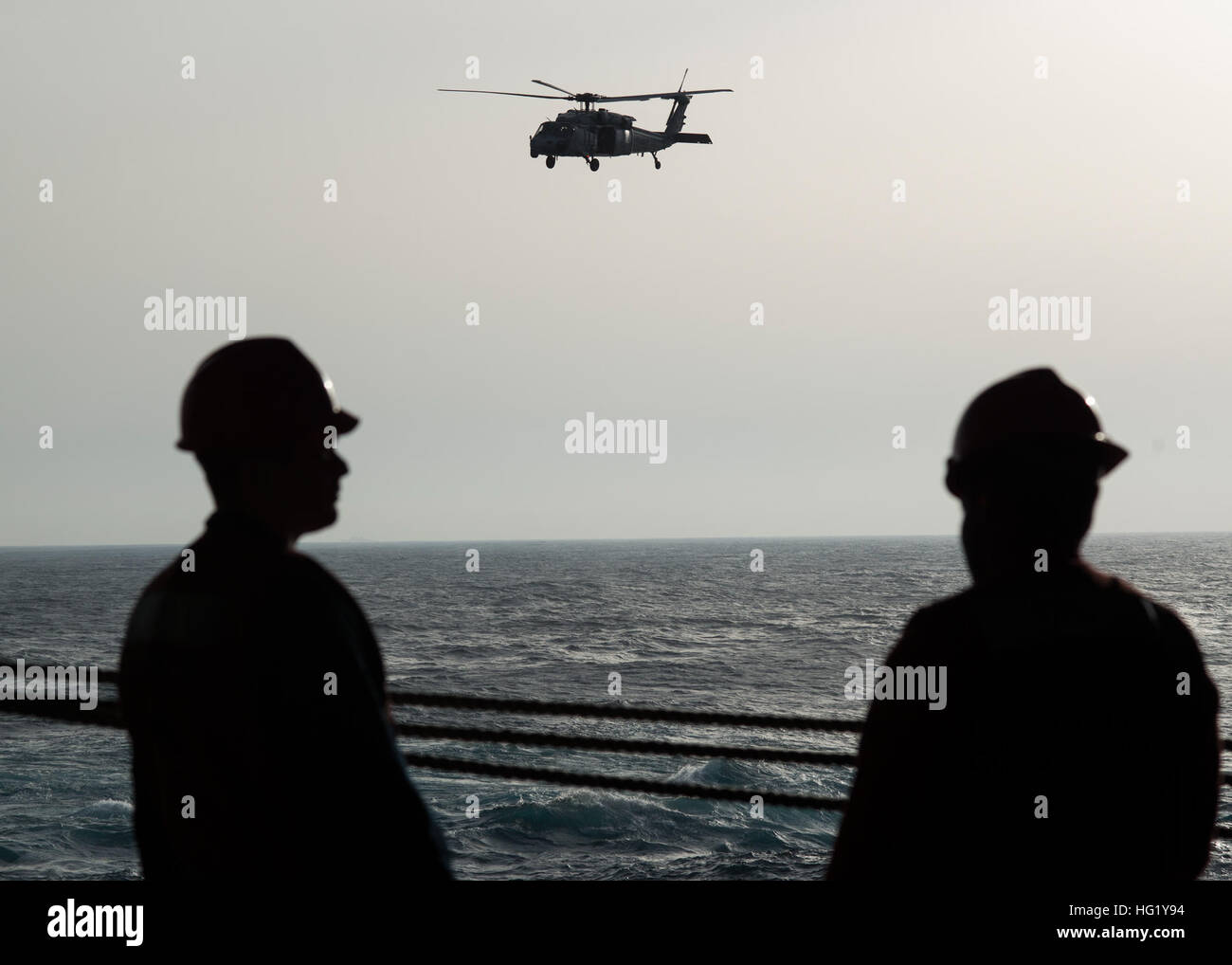 US-Seeleute an Bord des Flugzeugträgers USS Harry S. Truman (CVN-75) beobachten, wie ein MH-60 Seahawk Hubschrauber zugewiesen, Hubschrauber Meer bekämpfen Squadron (HSC) 22 in der Nähe von das Schiff während einer Auffüllung auf See im Atlantischen Ozean 9. April 2014 fliegt. Die Truman war im Gange, in den USA 6. Flotte Aufgabengebiet maritimer Sicherheitsoperationen und Theater Sicherheitsbemühungen Zusammenarbeit zu unterstützen. (Foto: U.S. Navy Mass Communication Specialist 2. Klasse Adam Brock/freigegeben) USS Harry S. Truman Nachschub auf dem Meer 140409-N-LH273-003 Stockfoto