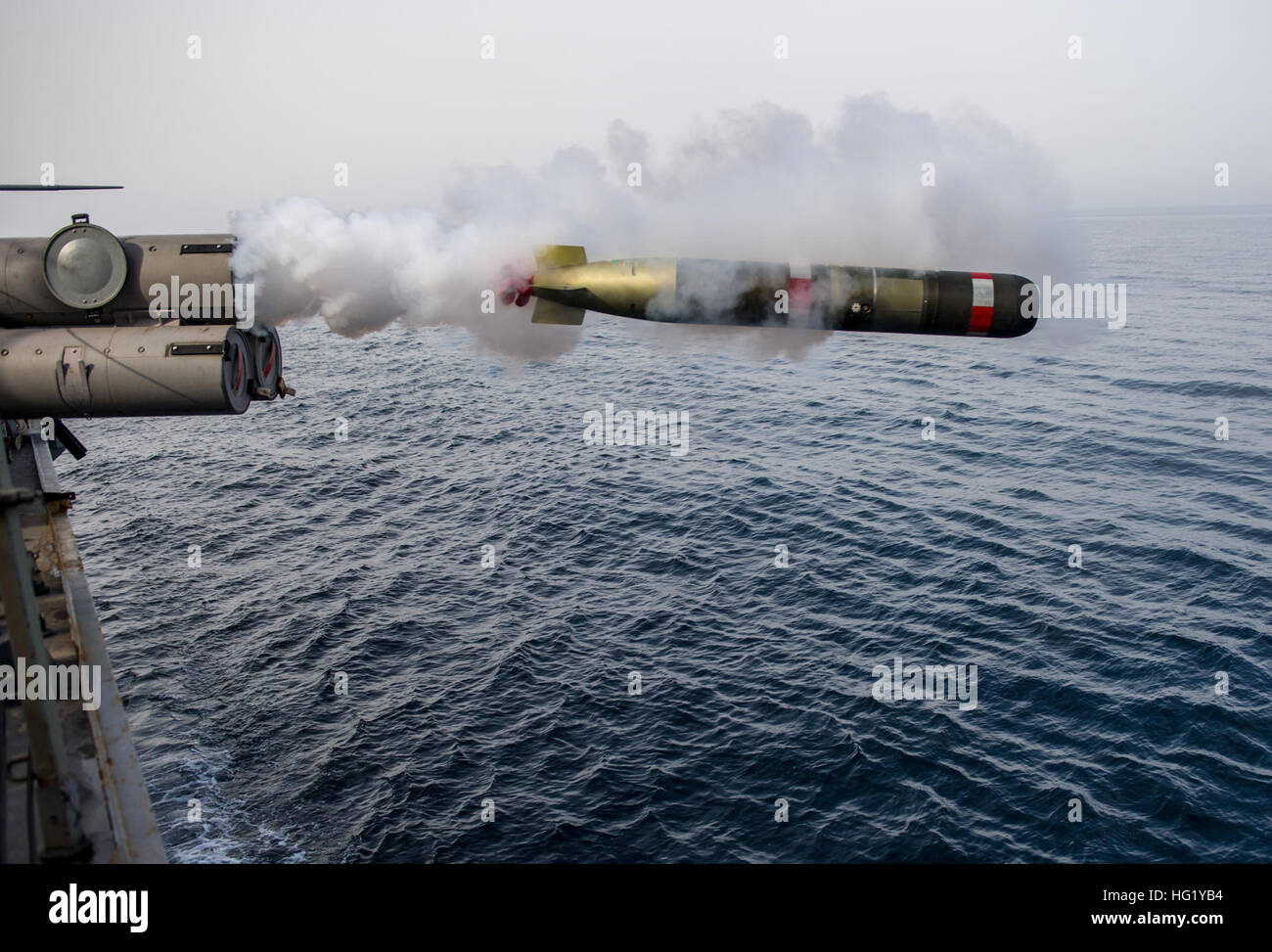 140416-N-VC599-408 Golf von OMAN (16. April 2014) eine Übung MK 54 Mod 0 Torpedo aus der Arleigh-Burke-Klasse geführte Flugkörper Zerstörer USS Roosevelt (DDG-80) gestartet wird. Roosevelt wird als Bestandteil der George H. W. Bush Carrier Strike Group Unterstützung maritimer Sicherheitsoperationen und Sicherheitsbemühungen Zusammenarbeit Theater in den USA bereitgestellt 5. Flotte Aufgabengebiet. (U.S. Navy Photo by Massenkommunikation Spezialist 2. Klasse Justin Wolpert/freigegeben) USS Roosevelt (DDG-80) startet im April 2014 Mk 54 torpedo Stockfoto