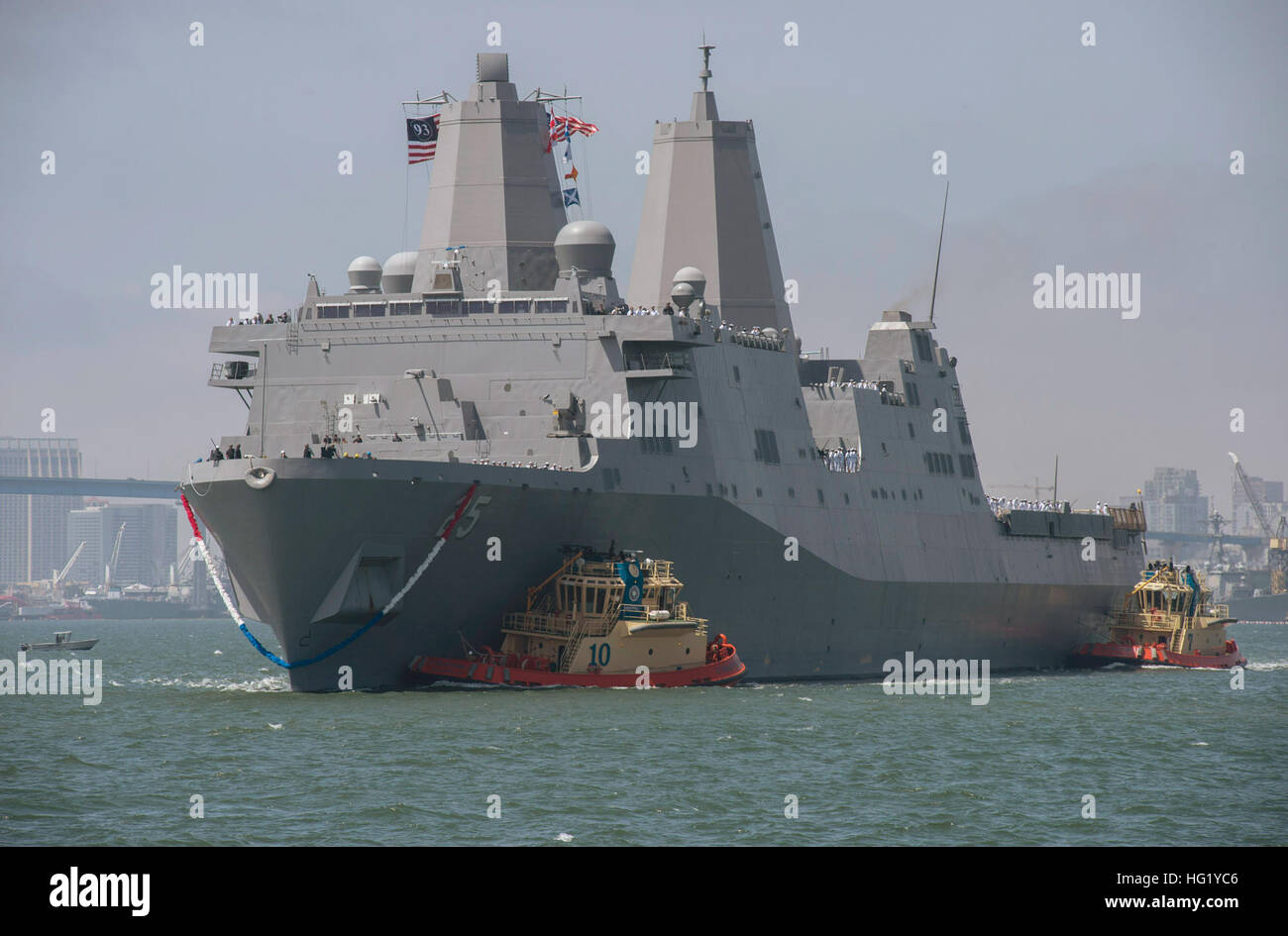 140421-N-GW139-034 SAN DIEGO (21. April 2014) die amphibischen Transportschiff der Dock USS Somerset (LPD 25) bei seinem neuen Heimathafen am Naval Base San Diego eintrifft. Somerset, in Auftrag gegeben in Philadelphia 1 März ist die neunte San Antonio-Klasse amphibious Transport dock Schiff und wurde benannt zu Ehren der Besatzung und Passagiere von United Airlines Flug 93, Wich stürzte in der Nähe von Shanksville, Pennsylvania, in Somerset County während der Terroranschläge des 11. September 2001. (Massenkommunikation Spezialist Seaman Eric Koffer/freigegeben) USS Somerset 140421-N-GW139-034 Stockfoto