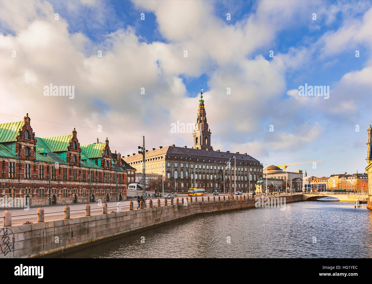 COPENNHAGEN, DÄNEMARK - 24. DEZEMBER 2016. Eines der ältesten Börsen in Europa, erbaut 1624. Als nächstes liegt Schloss Christiansborg. Stockfoto