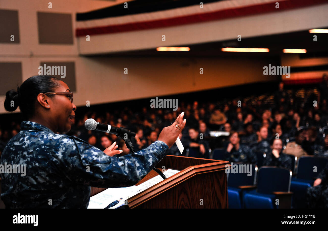 Operations Specialist 2. Klasse Dominique Browder, zugewiesen Flugzeugträger der Nimitz-Klasse USS Abraham Lincoln (CVN72), spricht mit Kollegen Lincoln Matrosen auf dem Women@Sea Symposium in Norfolk, Juni 12. Lincoln ist derzeit eine Betankung und komplexen Überholung bei Newport News Shipbuilding, ein Geschäftsbereich von Huntington Ingalls Industries. (Foto: U.S. Navy Masse Kommunikation Spezialist Seemann Rob Ferrone/freigegeben) Women@Sea Symposium 140612-N-MG976-005 Stockfoto