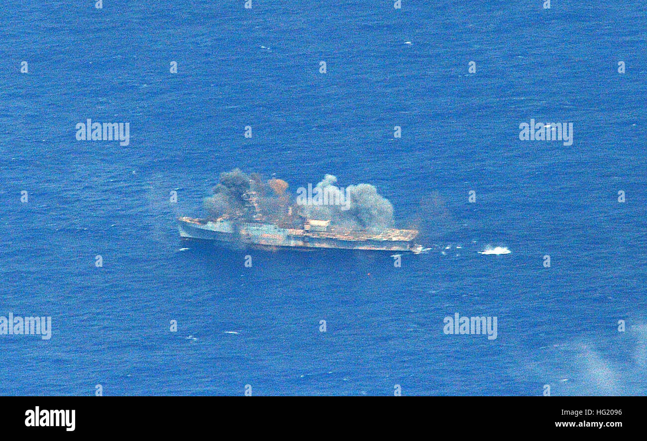 140710-N-FC670-132 Pazifik (10. Juli 2014), Ex-USS Ogden (LPD 5) durch ein Naval Strike Missile (NSM) aus der Königlichen Norwegischen Marine Fregatte HNoMS Fridtjof Nansen (F-310) während einer Sink-Übung (SINKEX) als Teil des Randes des Pazifik (RIMPAC) 2014 getroffen wird. Zweiundzwanzig Nationen, mehr als 40 Schiffe und u-Boote, etwa 200 Flugzeuge und 25.000 Personal sind RIMPAC vom 26. Juni bis Aug. 1, in und um die Inseln von Hawaii und Southern California beteiligt. Der weltweit größte internationale maritime Übung RIMPAC bietet eine einzigartige Gelegenheit, die Teilnehmer fördern und s hilft Stockfoto