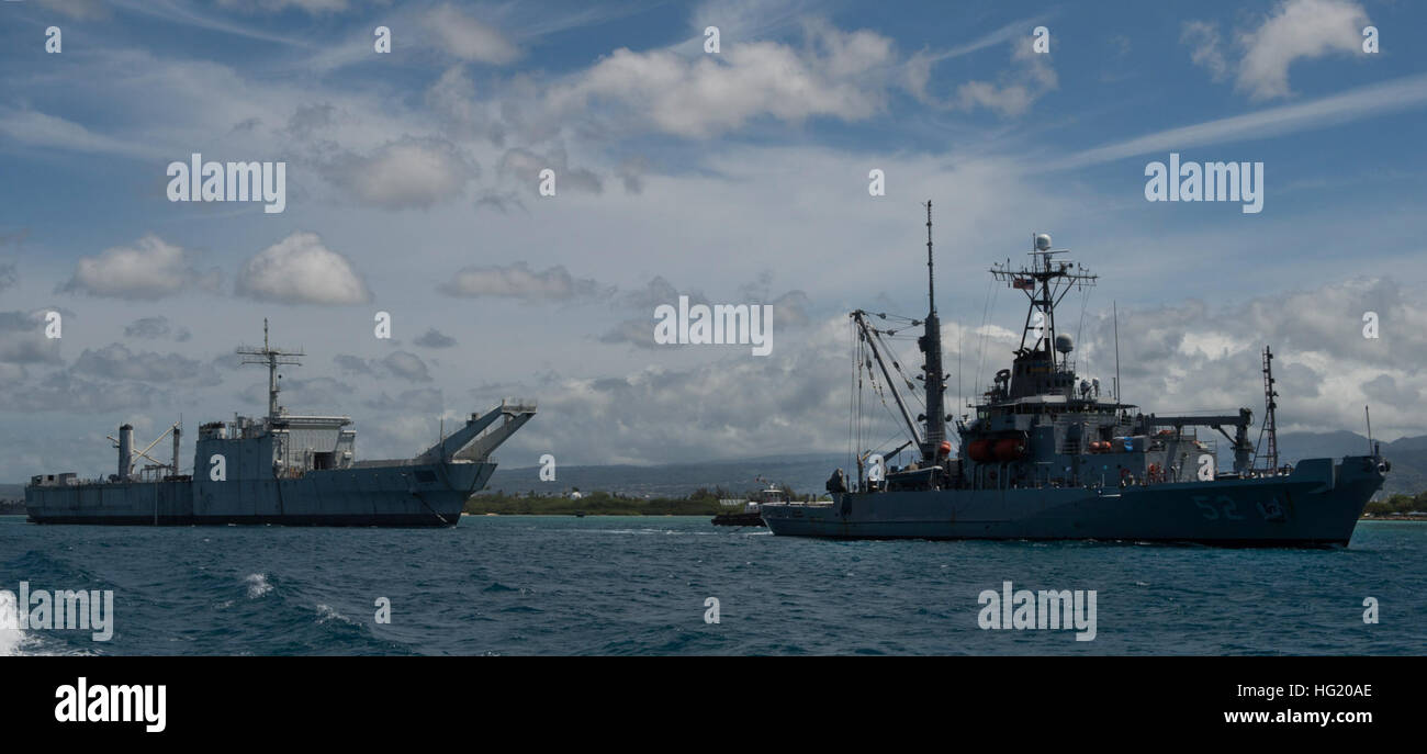 140712-N-GO855-085 PEARL HARBOR (12. Juli 2014) Ex-USS Tuscaloosa (LST 1187) wird in der Vorbereitung für eine Spüle Übung (SINKEX) als Teil des Randes der Pazifik (RIMPAC) Übung 2014 geschleppt. Der weltweit größte internationale maritime Übung RIMPAC bietet eine einzigartige Trainingsmöglichkeit, die hilft den Teilnehmern zu fördern und unterstützen die Kooperationsbeziehungen, die entscheidend für die Gewährleistung der Sicherheit der Seewege und die Sicherheit auf den Weltmeeren sind. (Foto: U.S. Navy Mass Communication Specialist 1. Klasse Charles E. White/freigegeben) USNS Salvor (T-ARS-52) schleppt USS Tuscaloosa (LST-1187) von Pearl Ha Stockfoto