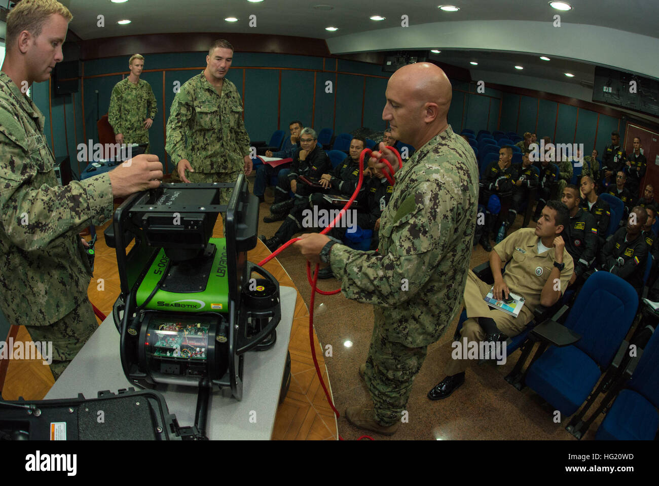 US Navy Taucher, zugewiesene Mobile Tauchen und Salvage Unit 2 (MDSU 2) Firma 2-1, besprechen Sie ihre Unterwasser-Roboter mit kolumbianischen Taucher aus dem Departamento de Buceo y Salvamento. Die MDSU 2 Taucher sind in Kolumbien arbeitet mit der Armada De La República de Colombia als Teil des südlichen Partnerschaft Station 2014. Südlichen Partnerschaft Station 2014 ist eine US-Navy-Bereitstellung konzentrierte sich auf den Gegenstand Experten Austausch mit Partner Nation Streit- und Sicherheitskräfte in Mittel- und Südamerika und der Karibik.  US militärische Teams arbeiten mit Partner Nation Kräfte während Marine ausgerichtete trainin Stockfoto