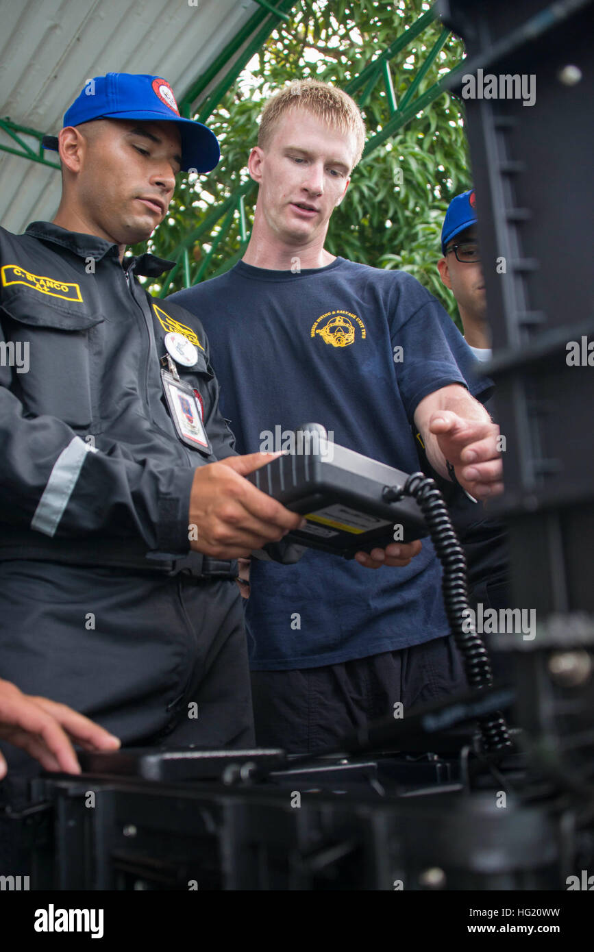 Navy Diver 3. Klasse Zoe Young, Mobile Tauchen und Salvage Unit 2 (MDSU 2) zugewiesen, Firma 2-1, erklärt die Steuerung eines entfernten betriebene Unterwasser Fahrzeuges kolumbianischen Tauchgang Student aus dem Departamento de Buceo y Salvamento. Die MDSU 2 Taucher sind in Kolumbien arbeitet mit der Armada Republica Kolumbien als Teil des südlichen Partnerschaft Station 2014. Südlichen Partnerschaft Station 2014 ist eine US-Navy-Bereitstellung konzentrierte sich auf den Gegenstand Experten Austausch mit Partner Nation Streit- und Sicherheitskräfte in Mittel- und Südamerika und der Karibik. US militärische Teams arbeiten mit Partner-n Stockfoto