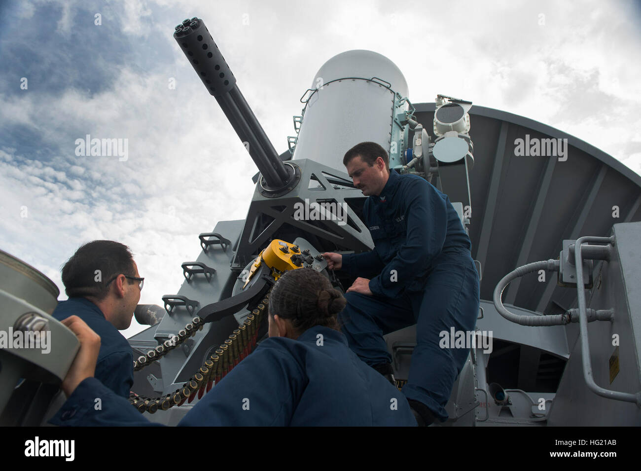 Feuer Controlmen zugewiesen, um zukünftige amphibischer Angriff Schiff USS America (LHA 6) Last scharfe Munition in der Nähe-in Waffe Systems (CIWS) vor einer live-Feuer Übung im Rahmen einer geplanten Wartung System Prüfung die CIWS-Radare, seine Waffe zu kalibrieren. CIWS ist das Schiff letzte Verteidigung gegen Raketen, Flugzeuge und kleine Boote. Amerika ist derzeit auf ihrer Jungfernfahrt Transit, "Amerika Besuche the Americas", auf dem Weg zu ihrem Heimathafen San Diego. Amerika ist das erste Schiff dieser Klasse, Tarawa-Klasse amphibischer Angriff Schiffe ersetzt. Als die nächste Generation "groß-Deck" amphibischer Angriff Schiff, Amer Stockfoto