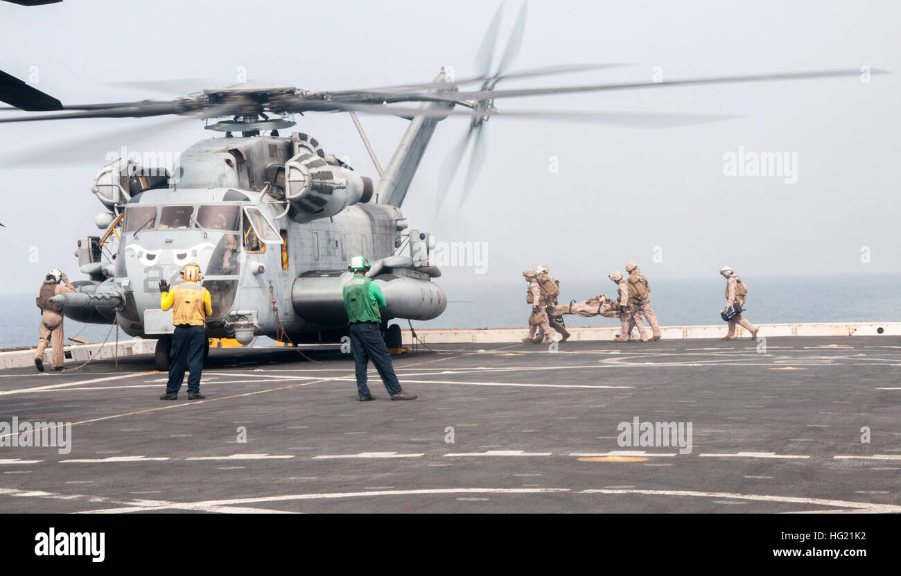 Marines zugewiesen, 11. Marine Expeditionary Unit (MEU) führen stretcher-bearer Übungen während einer allgemeinen Viertel Drill an Bord der amphibischen Transportschiff der Dock USS San Diego (LPD-22). San Diego ist Teil der Makin Island amphibische bereit-Gruppe und mit der eingeschifften 11. MEU wird eingesetzt zur Unterstützung der maritimen und Theater-Sicherheits-Operationen in den USA 5. Flotte Aufgabengebiet. (Foto: U.S. Navy Mass Communication Specialist 3. Klasse Gerald Dudley Reynolds/freigegeben) USS San Diego Operationen 140920-N-QC631-015 Stockfoto