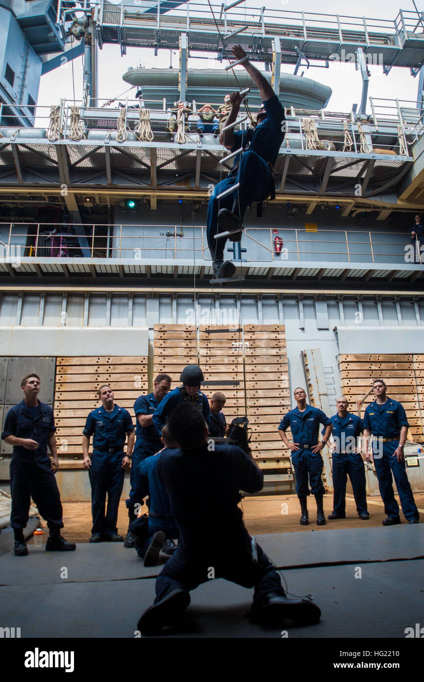 Seemann Thomas Decesare, aus Warrington, PA., beteiligt sich an einem Besuch, Board, Suche und Beschlagnahme (VBS) Leiter klettern Übung im Brunnen Deck von der Amphibien dock Landungsschiff USS Germantown (LSD 42) während amphibische Landung trainieren 2015 (PHIBLEX15). PHIBLEX15 ist eine jährliche bilaterale Trainingsübung mit der Streitkräfte der Philippinen geführt. Germantown ist Teil der Peleliu Expeditionary Strike Group, unter dem Kommando von Rear Admiral Hugh Wetherald, und führt gemeinsame Streitkräfte Übungen in den USA 7. Flotte Aufgabengebiet. (US Navy Foto Spezialist Seeweg Masse Kommunikation Stockfoto