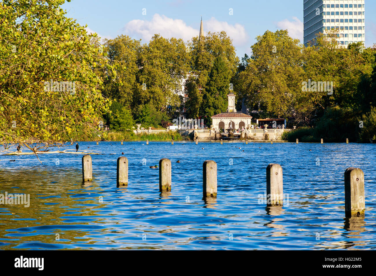 Italienischer Garten gesehen vom See im Hyde Park, London Stockfoto