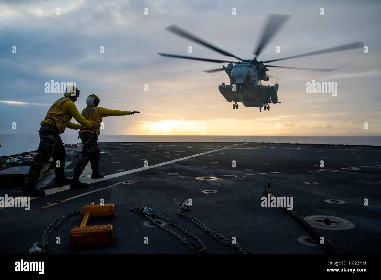 Der Bootsmann Mate 2. Klasse Brian Potter, von Buffalo, N.Y., Hosenträger Logistik Spezialist Seemann Maretta Stubbs, von San Antonio, während sie einen CH-53E Super Stallion-Hubschrauber, zugewiesen, die "Flying Tigers" der Marine schwere Hubschrauber Geschwader (HMH) 361, Signale wie es landet auf dem Flugdeck der amphibischen dock Landungsschiff USS Germantown (LSD 42) während des Trainings blau Chromit. Blaue Chromit ist eine amphibische Übung mit der 4. Marine-Regiment und das 2. Bataillon, 9. Marines. Germantown ist Teil von der Peleliu amphibische bereit Gruppe (#PELARG14), unter dem Kommando von Captain Heidi Agle, Stockfoto