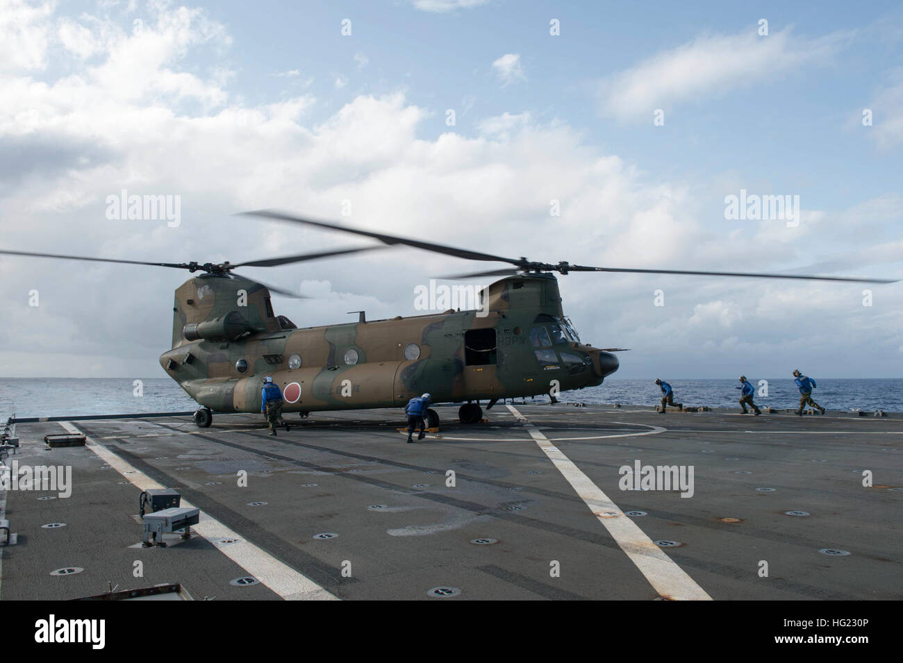 Matrosen entfernen Unterlegkeile und Ketten aus einem CH-47 Chinook-Hubschrauber, während ein Personal-Transfer für Übung Keen Sword zu den japanischen Boden selbst Defense Force (JGSDF), auf dem Flugdeck der amphibischen Dock Landungsschiff USS Germantown (LSD-42) zugewiesen. Übung Keen Sword ist eine bilaterale Feld Übung seit 1986 alle zwei Jahre statt. Die Übung soll die Interoperabilität von US-Truppen und die japanische Self Defense Forces (JSDF) effektiv und sich gegenseitig für die Verteidigung von Japan, oder reagieren auf eine regionale Krise oder unvorhergesehene Situation in der Asien-Pazifik Stockfoto