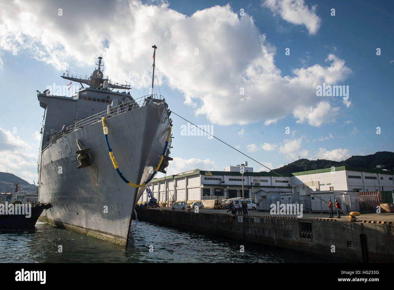 Amphibische Dock Landungsschiff USS Germantown (LSD-42) kehrt zum Befehlshaber Flotte Aktivitäten Sasebo (Aufgewendete) nach Abschluss ihrer Herbst-Patrouille. Germantown vorwärts in den USA bereitgestellt wird 7. Flotte Aufgabengebiet. (Foto: U.S. Navy Mass Communication Specialist 2. Klasse Raul Moreno Jr./freigegeben) USS Germantown Operationen 141114-N-LP801-052 Stockfoto