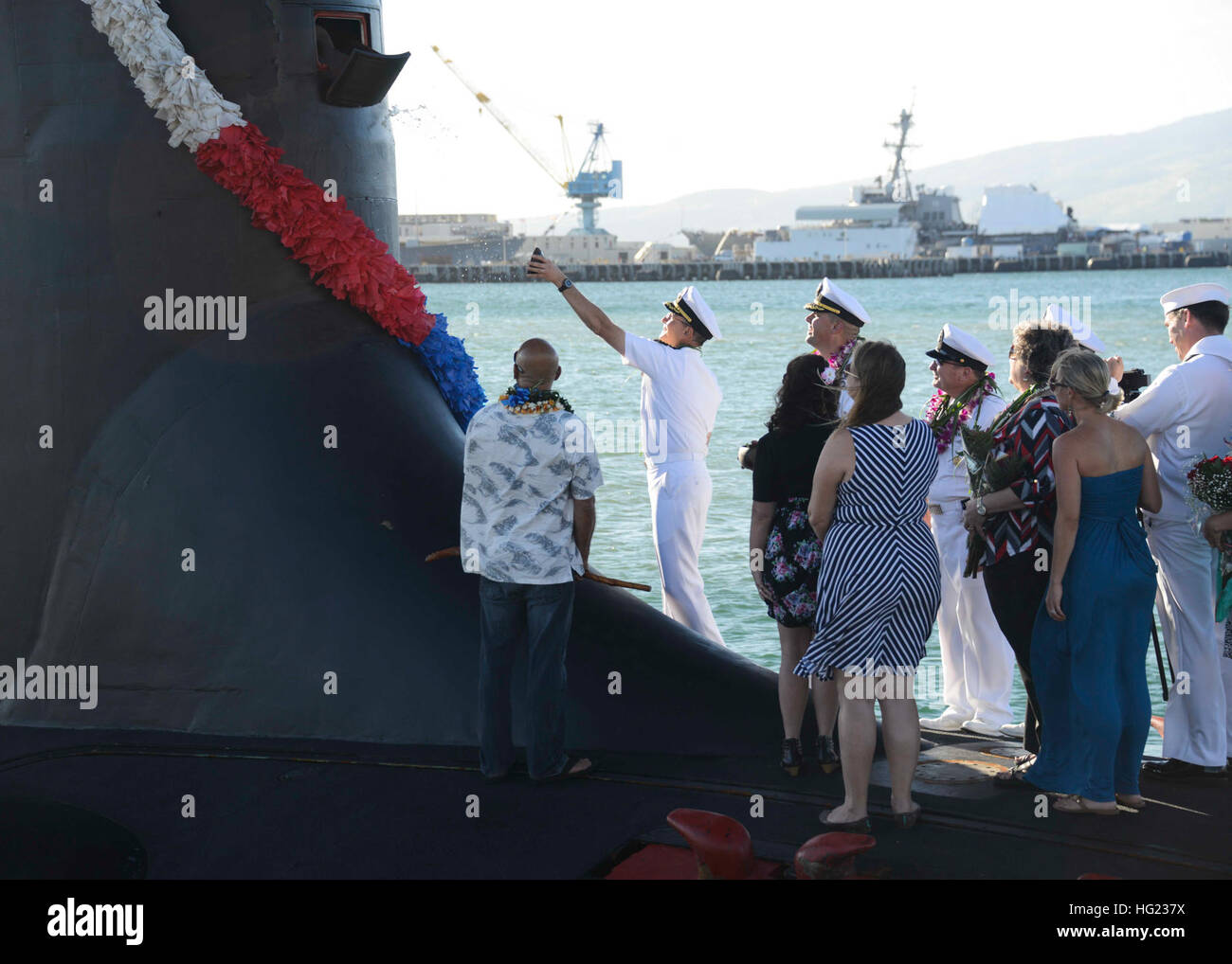 PEARL HARBOR, Hawaii (25. November 2014) Captain Harry Ganteaume, Commodore des u-Boot-Geschwader (SUBRON) 1, beteiligt sich an einer traditionellen hawaiianischen Segenszeremonie von der Virginia-Klasse u-Boot USS Mississippi (SSN-782) bei der Ankunft des Schiffes am gemeinsamen Basis Pearl Harbor-Hickam. Mississippi ist Heimathafen von Commander, Submarine Squadron 4 in Groton, Connecticut, Commander, Submarine Squadron 1 ändern. Mississippi besteht, ist das 4. Virginia-Klasse u-Boot zu Hause portierte in Pearl Harbor, und einer der 18 Angriff u-Boote endgültig an die historische Basis Gridley. (U.S. Navy Photo von Masse C Stockfoto