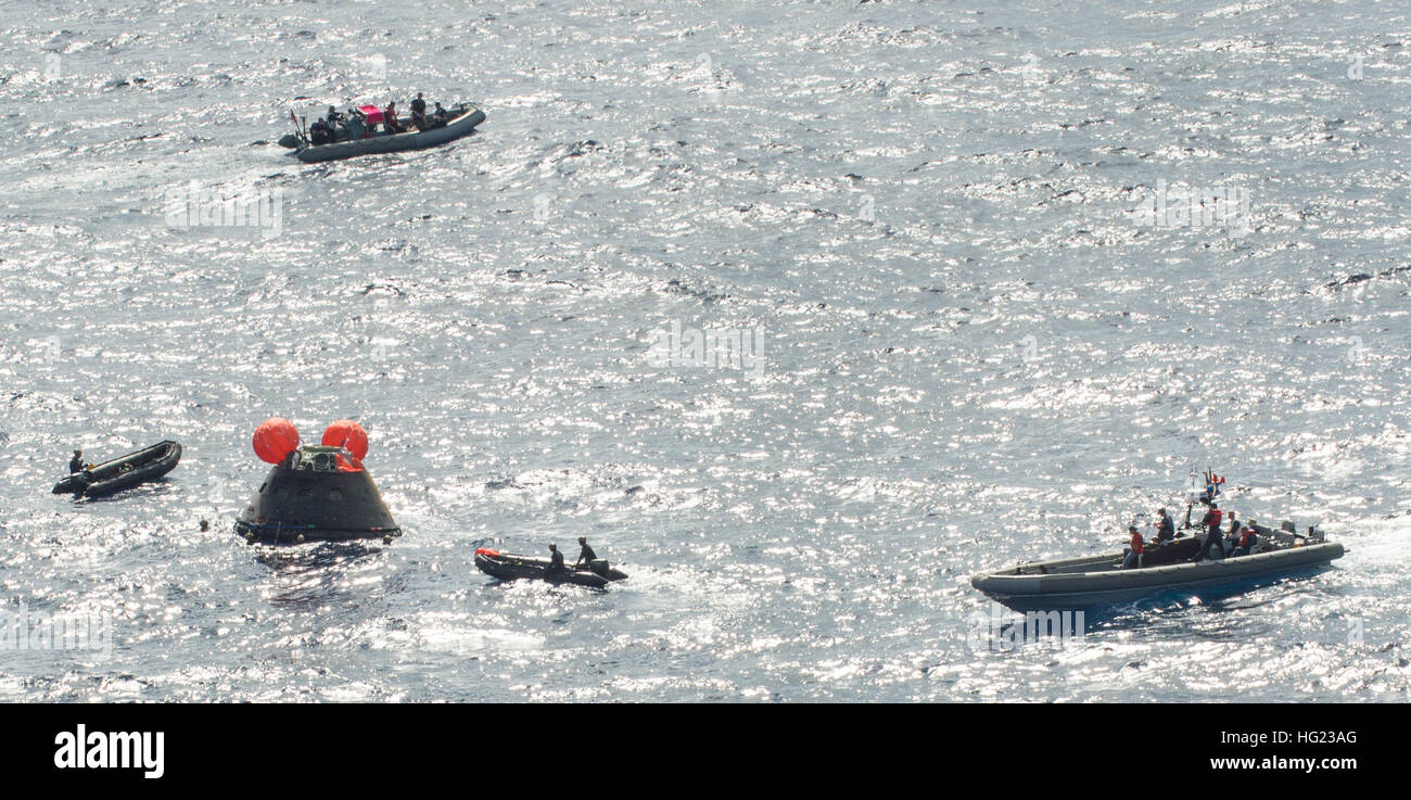 Marine Taucher zugewiesen, Explosive Ordnance Mobile Abfallbehälter 11 und Flotte bekämpfen Kamera Pacific legen eine Anhängevorrichtung an die NASA Orion Crew Modul "Kummet".  Die amphibious Transport Dock USS Anchorage (LPD 23) führt derzeit der erste Testflug der Erforschung für die NASA Orion-Programm.  EFT-1 ist die fünfte am Meer Testen des Moduls Orion Crew eine Marine gut Deck-Recovery-Methode verwenden. (U.S. Navy Photo by Massenkommunikation Spezialist 1. Klasse Charles White/freigegeben) US Navy und der NASA Verbünde dich für Exploration Flugtest - 1 141205-N-GO855-785 Stockfoto