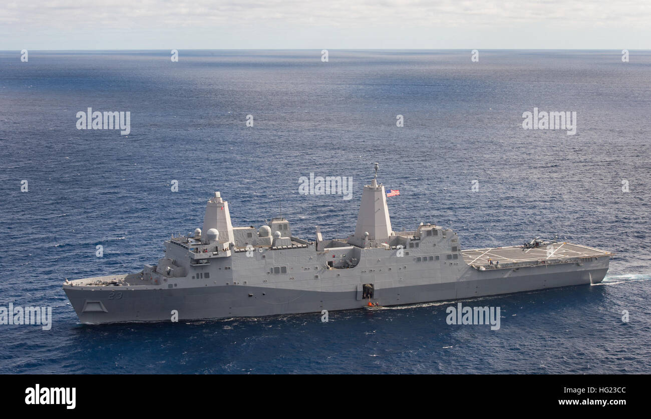 141205-N-GO855-301. JPG-Pazifik (5. Dezember 2014)--Amphibious Transport dock, USS Anchorage (LPD-23), Matrosen erholen Fallschirme aus dem NASA Orion Crew Modul während der Durchführung der erste Testflug der Erforschung für die NASA Orion-Programm.  EFT-1 ist die fünfte am Meer Testen des Moduls Orion Crew eine Marine gut Deck-Recovery-Methode verwenden. (U.S. Navy Photo by Massenkommunikation Spezialist 1. Klasse Charles White/freigegeben) USS Anchorage - EFT-1 Orion Erholung Stockfoto