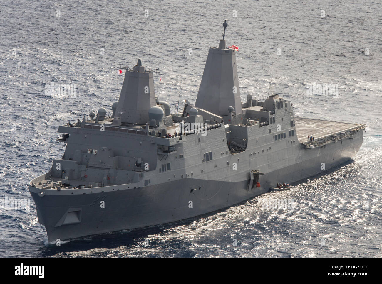 141205-N-GO855-306. JPG-Pazifik (5. Dezember 2014)--Amphibious Transport dock, USS Anchorage (LPD-23), Matrosen erholen Fallschirme aus dem NASA Orion Crew Modul während der Durchführung der erste Testflug der Erforschung für die NASA Orion-Programm.  EFT-1 ist die fünfte am Meer Testen des Moduls Orion Crew eine Marine gut Deck-Recovery-Methode verwenden. (U.S. Navy Photo by Massenkommunikation Spezialist 1. Klasse Charles White/freigegeben) USS Anchorage während der Wiederherstellung nach Orion EFT-1 (141205-N-GO855-306) Stockfoto