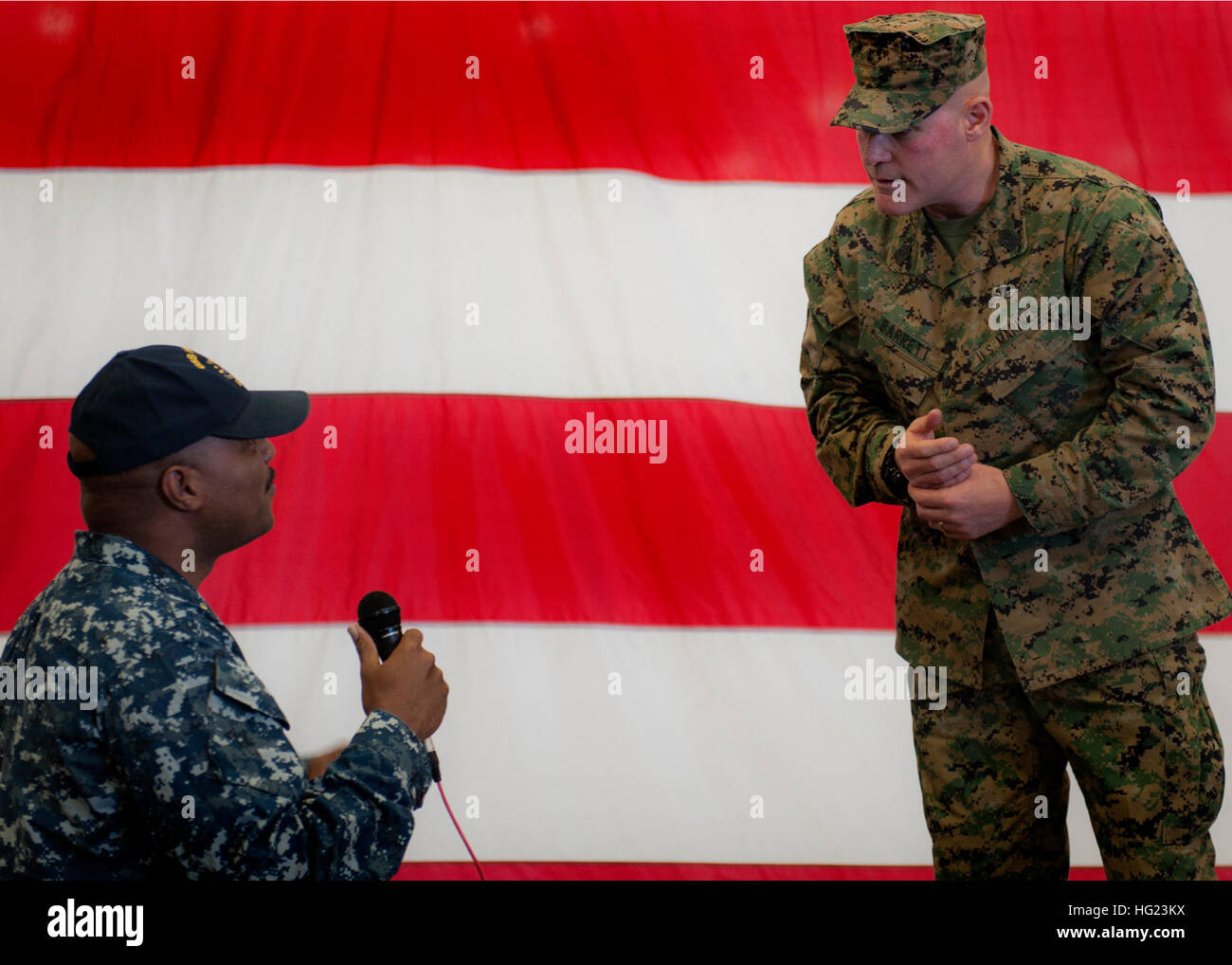 Sgt. Major der Marine Corps Micheal P. Barrett nimmt eine Frage von Chief Hospital Corpsman Gerald Lee während eines Anrufs alle Hände an Bord amphibischer Angriff Schiff USS America (LHA-6). Amerika ist das erste Schiff seiner Klasse und die vierte den Namen tragen. Das Schiff wird die Tarawa-Klasse der amphibischen Angriff Schiff wie die nächste Generation "groß-Deck" amphibischer Angriff Schiff und ist optimiert für die Luftfahrt und in der Lage, aktuelle und zukünftige Flugzeuge wie die MV-22 Osprey und F-35 b Joint Strike Fighter ersetzt. (Foto: U.S. Navy Mass Communication Specialist 1. Klasse Vladimir Ramos/Releas Stockfoto