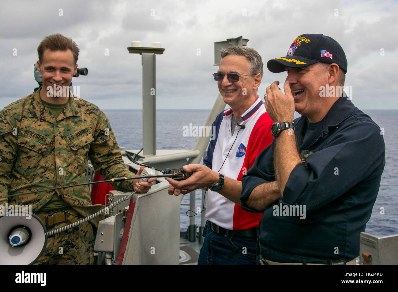 150219-N-KL846-013 PACIFIC OCEAN (19. Februar 2015) - Kapitän Jon Rodgers, Kommandierender Offizier der amphibischen Angriff Schiff USS Makin Island (LHD 8), lacht mit NASA Luft-und Raumfahrt Ingenieur Carl Martin bei ihrer Vorbereitung auf eine Amateurfunk (HAM) benutzen, um Captain Barry "Butch" Wilmore, der aktuelle Kommandant der internationalen Raumstation ISS zu sprechen. Die Sendung wurde von Martin, der Vater der Marine CPL. Daniel Martin, ermöglicht, die das Schiff, während "cruise seine Tiger" aus Hawaii unterwegs ist. Makin Island, das Flaggschiff der Makin amphibische bereit Inselgruppe, kehrt zurück zum Heimathafen San Diego folgen Stockfoto