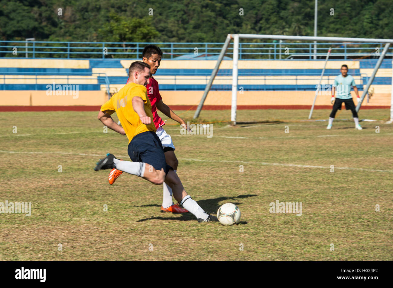 150224-N-UF697-221 SEPANGGAR, Malaysia (24. Februar 2015) Luftfahrt Boatswain Mate (Handling) Airman Matthew A. Everett, aus Trenton, NJ, beteiligt sich an einem Fußball-Spiel gegen Segler aus der Royal Malaysian navy bei einem geplanten Hafen-Besuch. Bonhomme Richard ist das Typschiff der Bonhomme Richard amphibische bereit-Gruppe, bestehend aus USS Ashland (LSD-48), USS Germantown (LSD-42) und das neueste Mitglied, USS Green Bay (LPD-20). Die Hafenanlauf in Malaysia soll weiterhin wichtige diplomatische und militärische Beziehungen aufzubauen und illustrieren die US Navy Verpflichtung zur Erweiterung Stockfoto