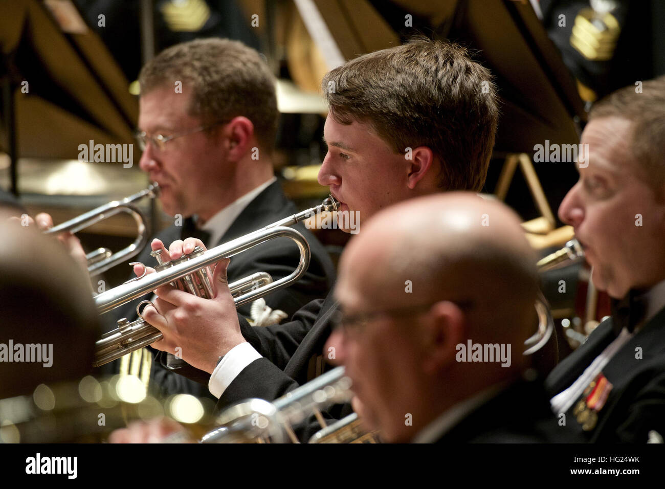 DAYTONA BEACH, Florida (26. Februar 2015) Jake Wiesen, ein Student an der Sea Breeze High School in Daytona Beach, Florida, führt eine Stück mit der U.S. Navy Band während eines Konzerts im Peabody Auditorium in Daytona Beach, Florida Der U.S. Navy Band tourt der Südosten der Vereinigten Staaten, mit Auftritten in 32 Städten. (US Navy Foto von Chief Musiker Adam Grimm/freigegeben) US Navy Band Konzert 150226-N-LC494-133 Stockfoto