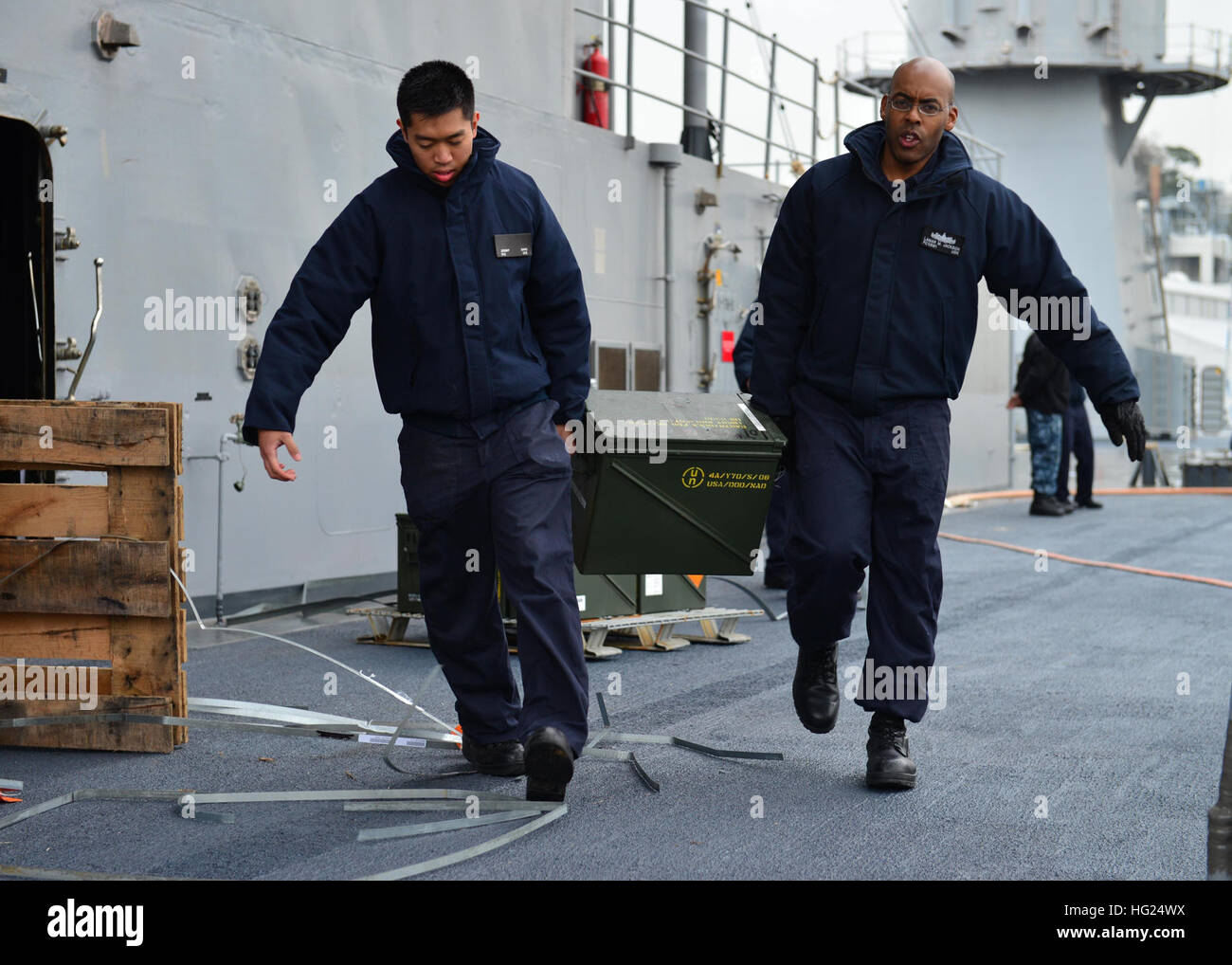 150226-N-KL617-069 YOKOSUKA, Japan (26. Februar 2015) - Operations Specialist 3. Klasse Jeromy Bamo, links, und Feuer Controlman 1. Klasse Lamar Jackson, Recht, angebracht in US 7. Flotte Flaggschiff USS Blue Ridge (LCC-19), eine Schachtel Munition zu tragen.  Blue Ridge ist Vorbereitungen in Gang kommen und wieder Patrouillen in der 7. Flotte Gebiet von Operationen. (Foto: U.S. Navy Mass Communication Specialist 3. Klasse Kelby Sanders/freigegeben) USS Blue Ridge Vorbereitungen 150226-N-KL617-069 Stockfoto