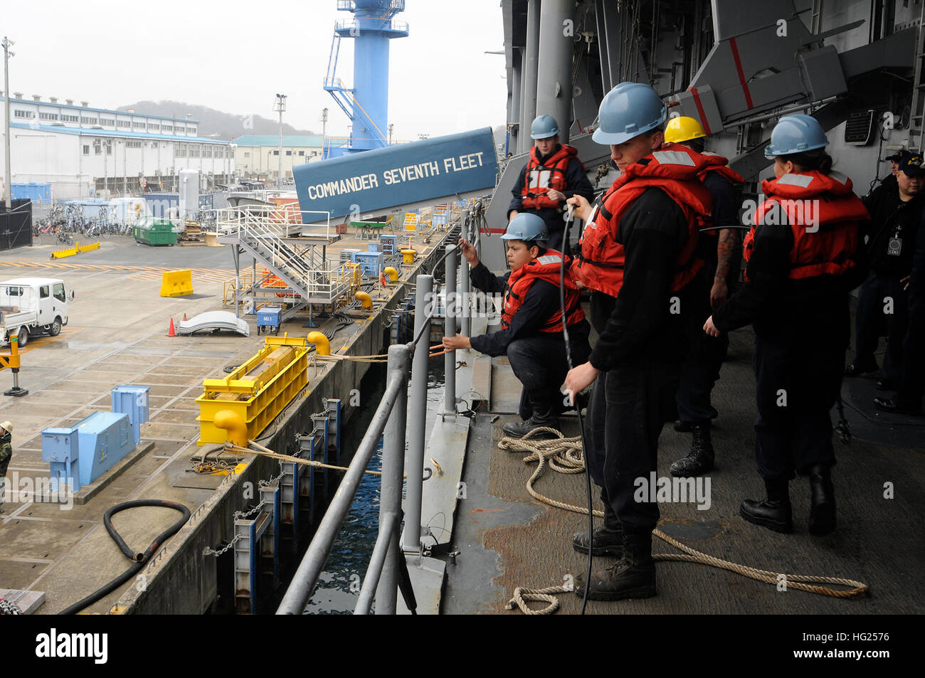 150309-N-TV402-014 YOKOSUKA, Japan (9. März 2015) - Segler befestigt, in die US 7. Flotte Flaggschiff USS Blue Ridge (LCC-19), Sicherheitsleinen nach dem Entfernen der hinteren Stirn befestigen. Blue Ridge führt derzeit Einheit Ausbildung zu bewerten die Crew auf Schadensbegrenzung, Schutz und Seemannschaft in Vorbereitung auf kommende Patrouillen in der 7. Flotte Umgebung von Operationen zu erzwingen. (Foto: U.S. Navy Masse Kommunikation Spezialist Seemann Lehrling Timothy Hale / veröffentlicht) USS Blue Ridge Aktion 150309-N-TV402-014 Stockfoto