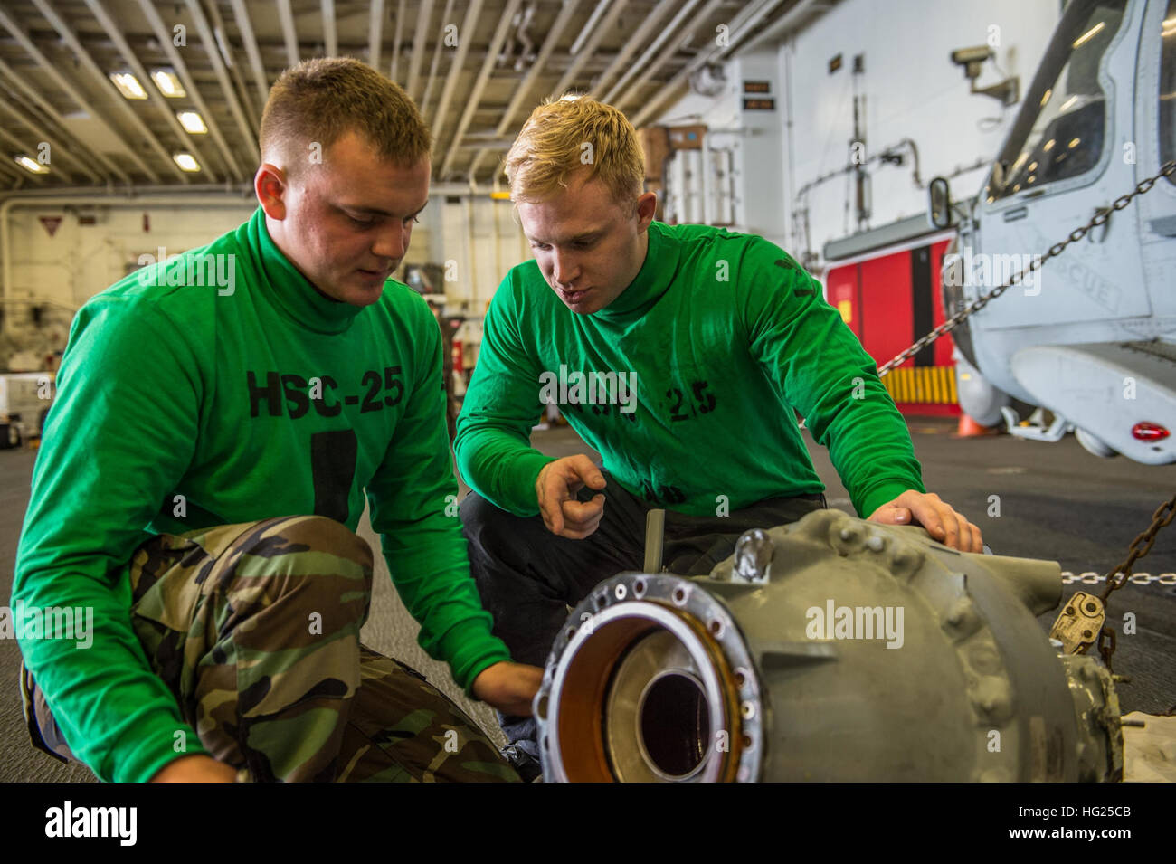 150313-N-UF697-017 EAST CHINA SEA (13. März 2015) Luftfahrt des ...