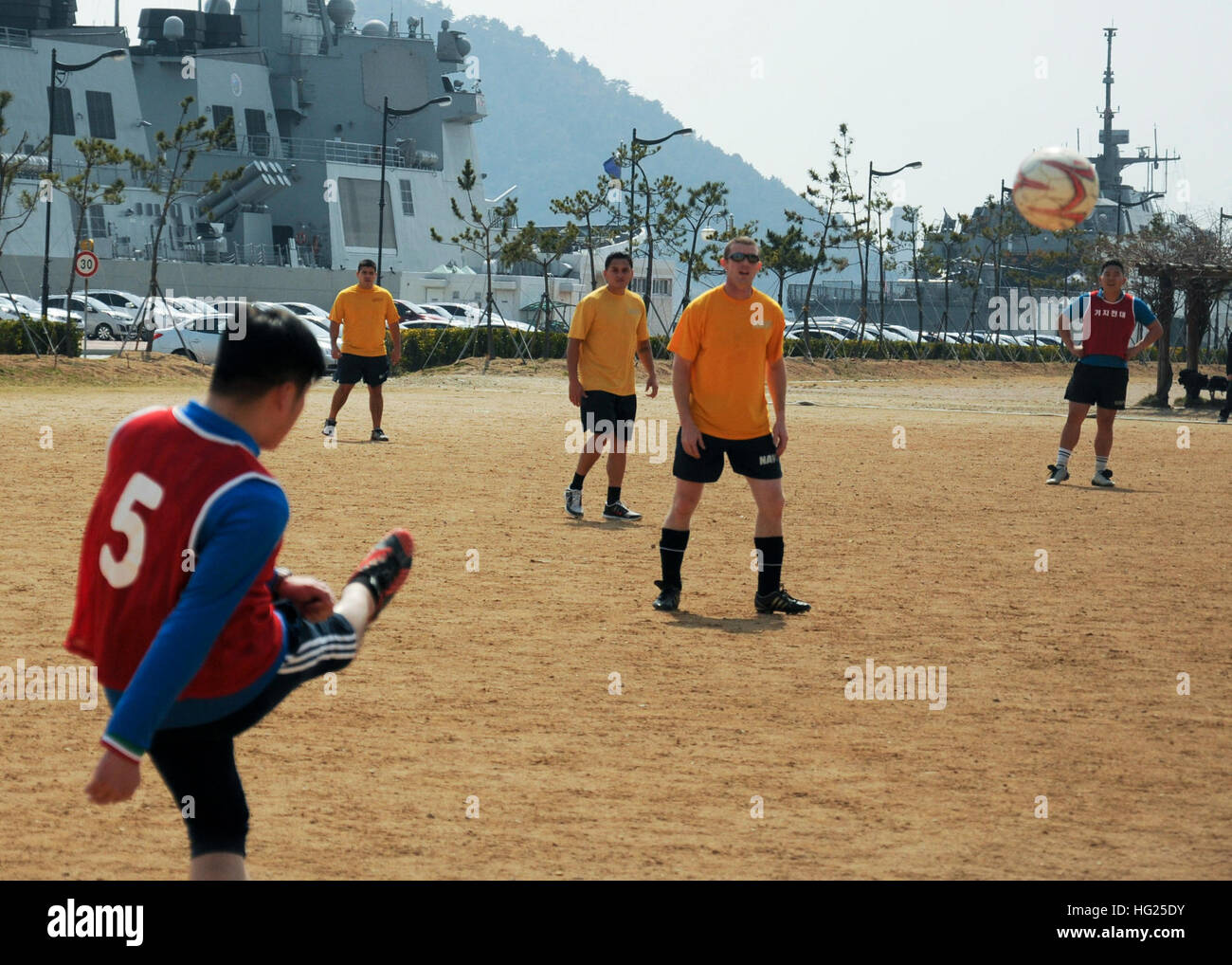 BUSAN, Südkorea (14. März 2015 Frank Kabel Matrosen spielte gegen ROK Segler in einem Freundschaftsspiel der Fußball, Kameradschaft zwischen den zwei Flotten zu fördern. Frank Cable, nach vorn auf der Insel Guam bereitgestellt führt Wartungs- und u-Boote und Überwasserschiffe eingesetzt, um den USA 7. Flotte Aufgabengebiet und ist derzeit auf einem geplanten im Gange. (Foto: U.S. Navy Mass Communication Specialist 3. Jason Amadi/freigegeben) USS Frank Cable Aktion 150315-N-IG696-030 Stockfoto