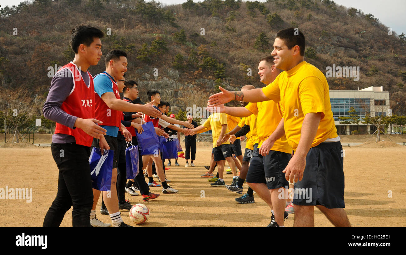 BUSAN, Republik Korea (14. März 2015) Frank Kabel Segler für gehen Glückwunsch Hand schüttelt mit Seglern aus der Republik Korea (ROK). Frank Kabel Segler spielte gegen ROK Segler in einem Freundschaftsspiel der Fußball, Kameradschaft zwischen den zwei Flotten zu fördern. Frank Cable, nach vorn auf der Insel Guam bereitgestellt führt Wartungs- und u-Boote und Überwasserschiffe eingesetzt, um den USA 7. Flotte Aufgabengebiet und ist derzeit auf einem geplanten im Gange. (Foto: U.S. Navy Mass Communication Specialist 3. Jason Amadi/freigegeben) USS Frank Cable Aktion 150315-N - Stockfoto