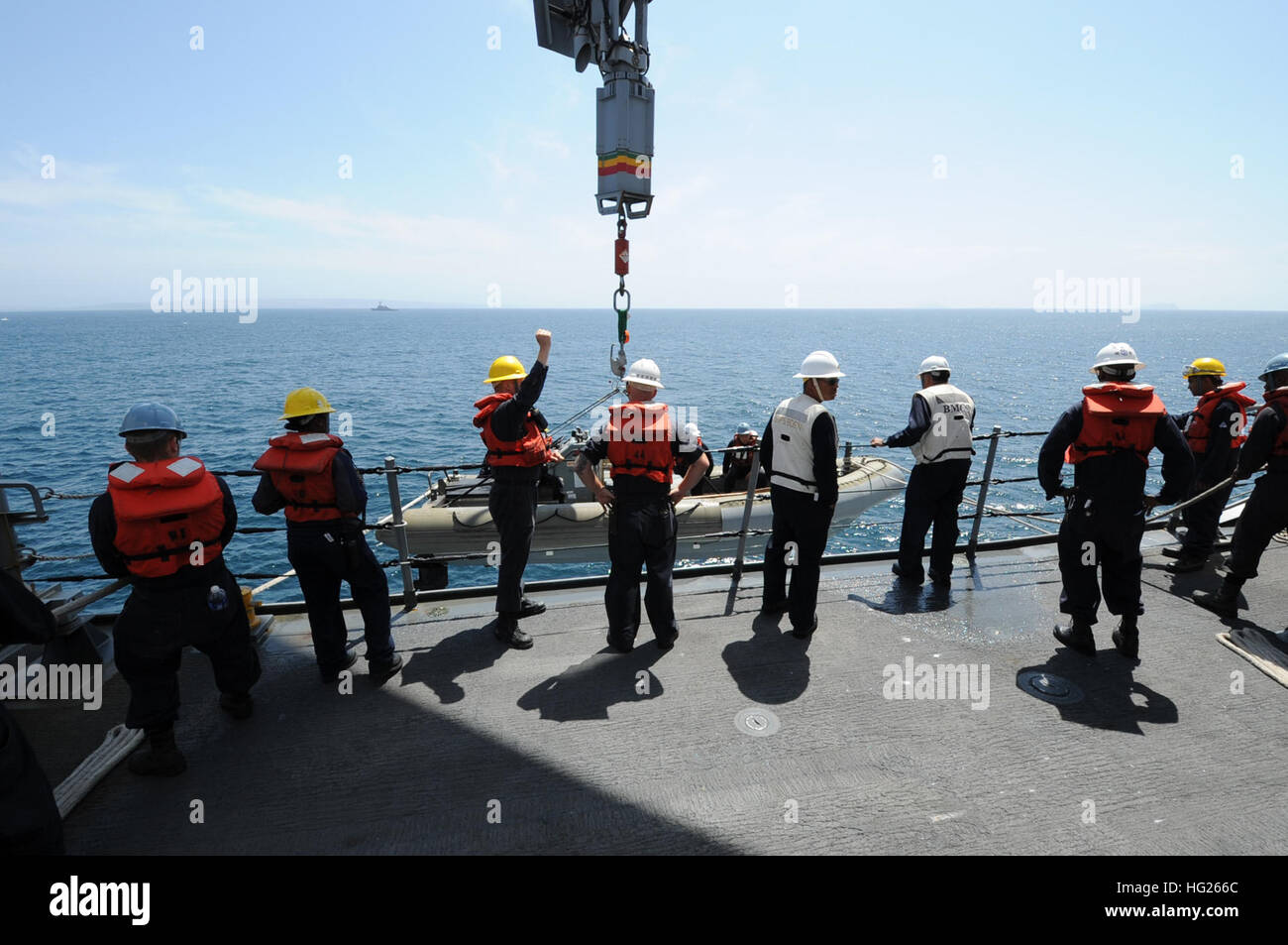 150405-N-RC734-062-Pazifik (5. April 2015) – Segler verwenden einen gelenkige Knuckle Boom Kran um ein Festrumpf-Schlauchboot im kleinen Boot Betrieb an Bord der amphibischen Transportschiff der Dock USS San Diego (LPD 22) starten. San Diego führt derzeit Schulungen und Übungen Weg von der Küste von Kalifornien. (Foto: U.S. Navy Mass Communication Specialist 1. Klasse Joseph M. Buliavac/freigegeben) USS San Diego Operationen 150405-N-RC734-062 Stockfoto