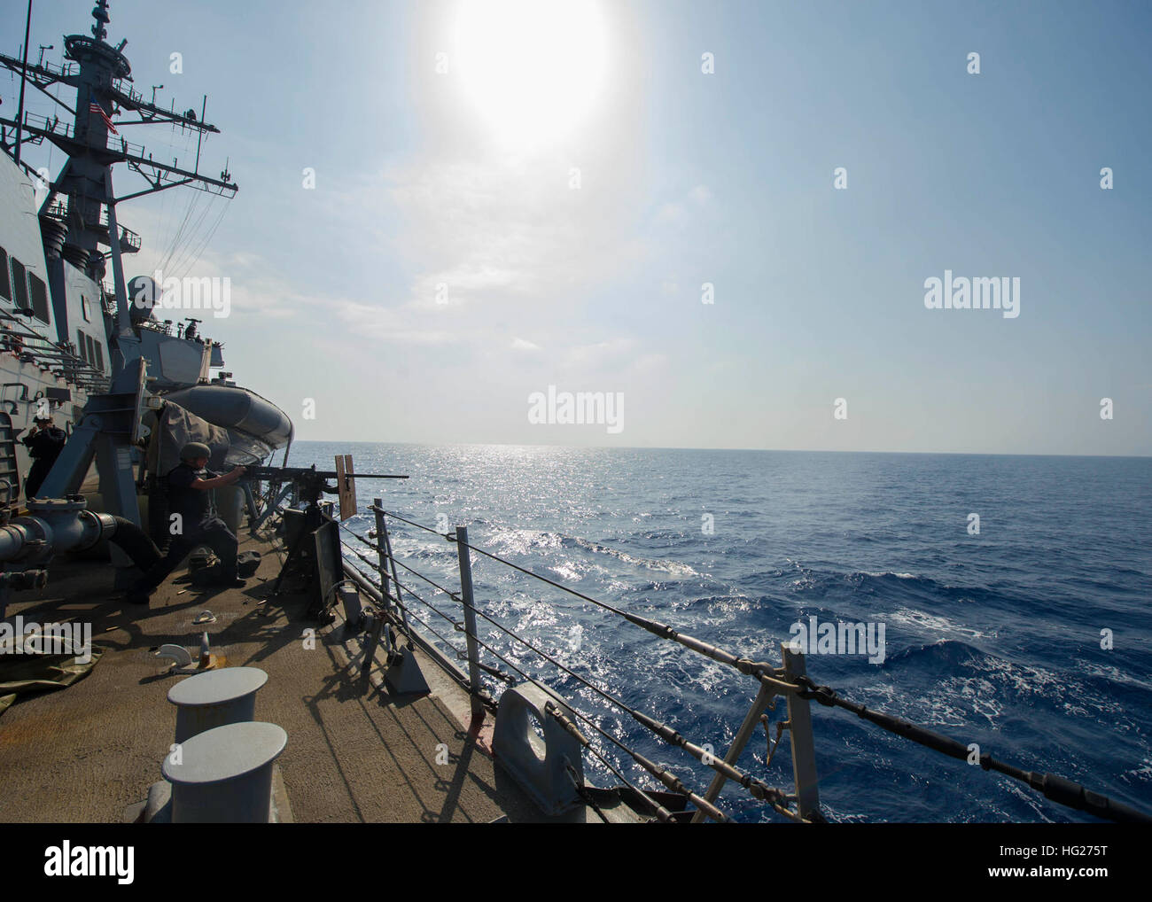 150509-N-FQ994-044 Mittelmeer (9. Mai 2015) Schütze Mate 3. Klasse Nicholas Funderburk, von Livingston, Texas, Brände eine.50 Kaliber Maschinengewehr während einer integrierten Übung Team an Bord USS Ross (DDG 71) 9. Mai 2015. Ross, ein geführte Flugkörper Zerstörer der Arleigh-Burke-Klasse USS Ross (DDG-71), vorwärts in Rota, Spanien, bereitgestellt führt Marinebetriebe in den USA 6. Flotte Bereich der Maßnahmen zur Erhöhung der Sicherheit der Vereinigten Staaten in Europa interessiert. (Foto: U.S. Navy Mass Communication Specialist 3. Klasse Robert S. Price/freigegeben) USS Ross 150509-N-FQ994-044 Stockfoto