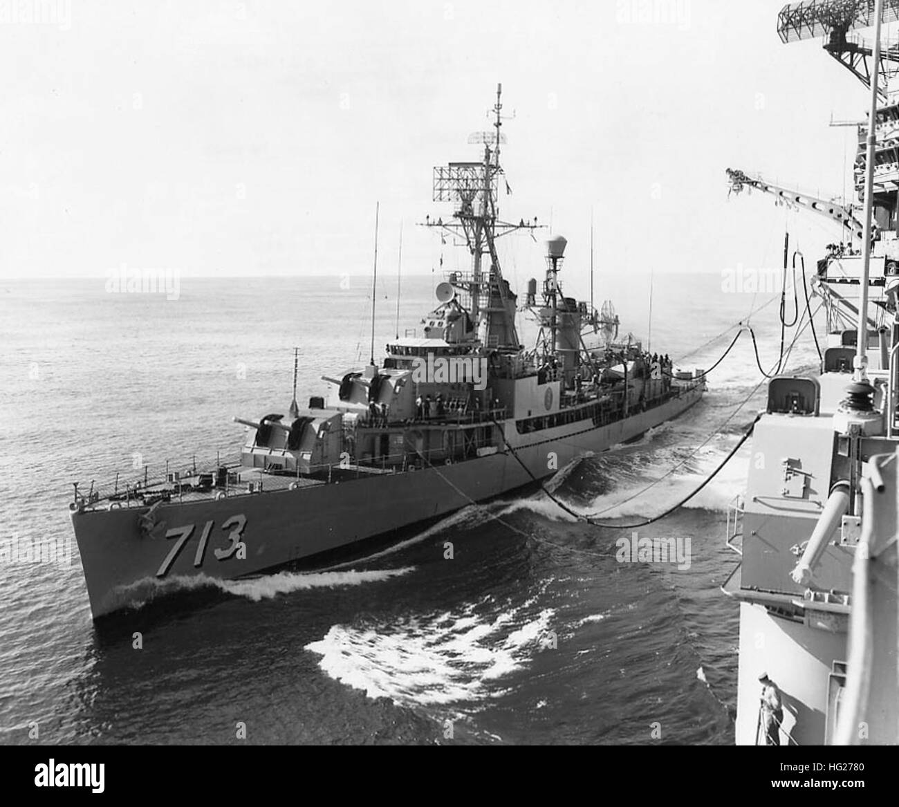 USS Kenneth D. Bailey (DDR-713) Nachtanken während des Betriebs vor der Küste der Dominikanischen Republik auf 20. Oktober 1961 von USS Franklin D. Roosevelt (CVA-42). Beachten Sie die 5/54 Markus 39 Lafette teilweise sichtbar in der unteren rechten Ecke.  Offizielle US-Navy, Foto, aus den Sammlungen der Marine-Geschichte und Erbe-Befehl. USS Kenneth D. Bailey (DDR-713) Tanken von USS FD Roosevelt (CVA-42) 1961 Stockfoto