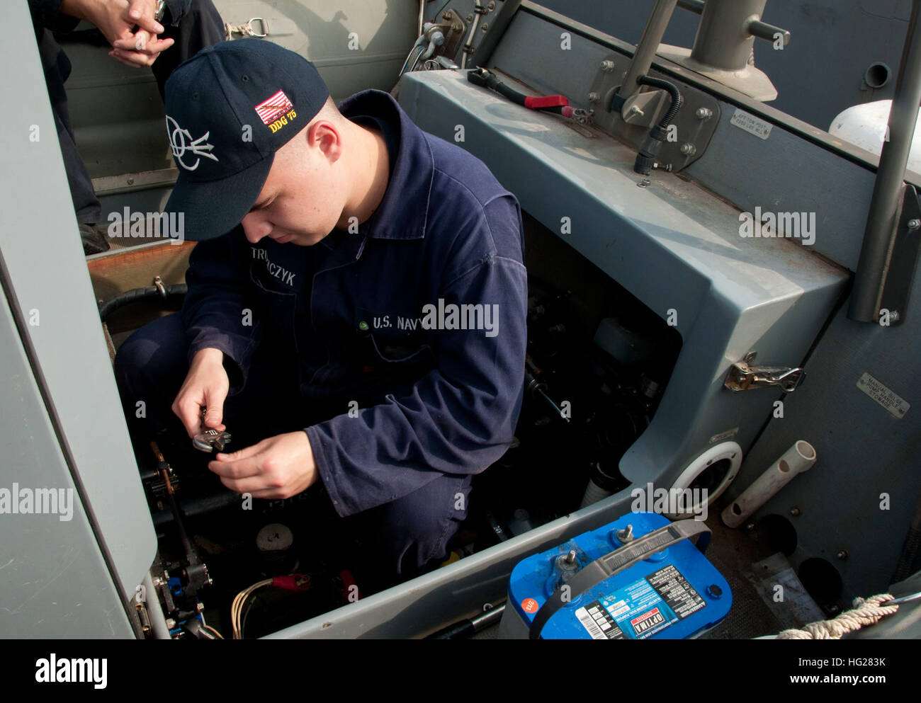 150610-N-BS486-012 NAVAL STATION ROTA, Spanien (10. Juni 2015) – Elektriker Mate Feuerwehrmann Lukas Struszczyk Werke auf Neuinstallation eine Batterie an Bord einer starren Rumpf aufblasbaren Boot (RHIB) legte auf der Arleigh-Burke-Klasse geführte Flugkörper Zerstörer USS Donald Cook (DDG-75). Der Koch ist einer der drei nach vorne bereitgestellt Schiffe im Hafen als Bestandteil der Präsident Europäische Phased Adaptive Herangehensweise an den NATO Raketenabwehr in Europa.  (Foto: U.S. Navy Mass Communication Specialist 2. Klasse Grant Wamack/freigegeben) USS Donald Cook Operationen 150610-N-BS486-012 Stockfoto