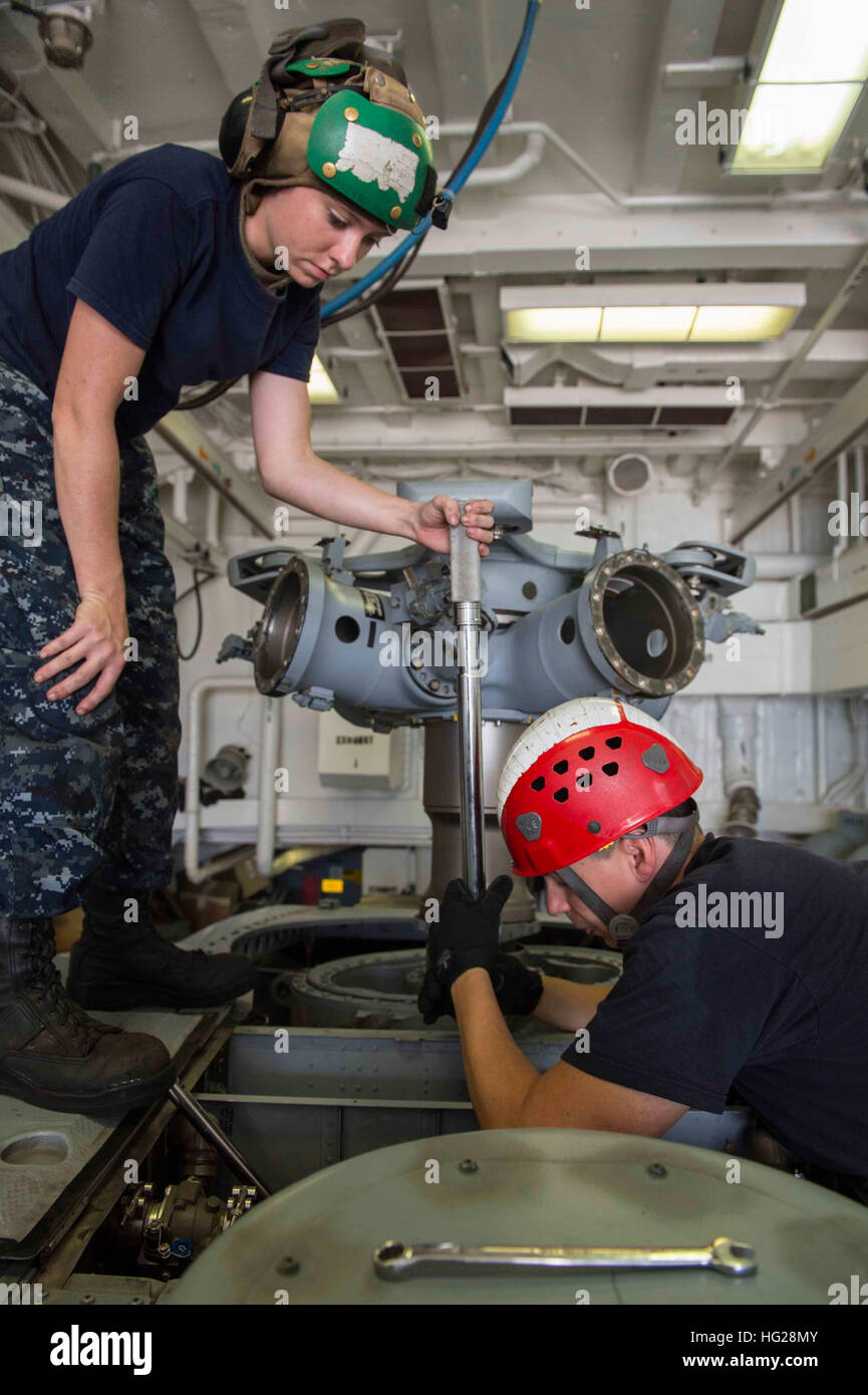 150706-N-VC236-008 Hafen KHALIFA, Abu Dhabi (6. Juli 2015) - Aviation Maschinist Mate 1. Klasse Ryan Kerley, Palm Bay, Florida, und Luftfahrt Maschinist Mate Airman Brandy Foulk, von Port St. Lucie, Florida, Drehmoment-Prüfungen auf der Axialventilator Antriebsflansch des MH-60R Sea Hawk Hubschrauber zugewiesen, der Großmeister der Hubschrauber Maritime Streik Squadron (HSM) 46 an Bord der geführte Flugkörper-Zerstörer USS Farragut (DDG-99) durchführen. Farragut wird bereitgestellt, um den USA 5. Flotte Einsatzgebiet im Rahmen von Theodore Roosevelt Carrier Strike Group unterstützt Betrieb innewohnende zu beheben, Streik Operationen ich Stockfoto