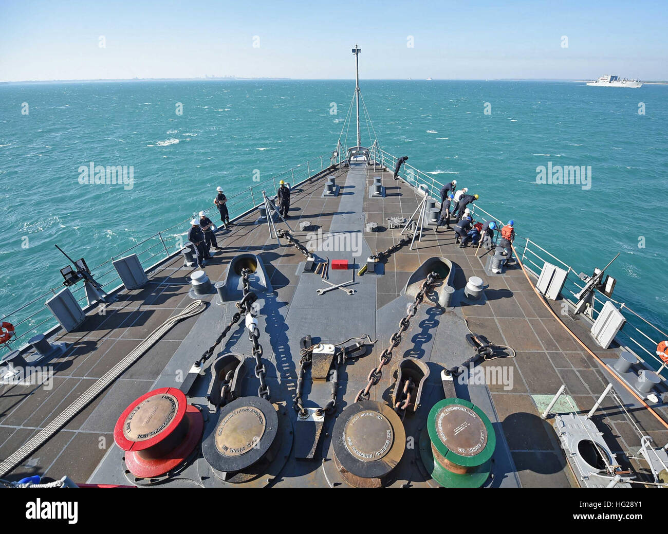 150713-N-KM939-002 indischen Ozean (13. Juli 2015) - Schlauch Segler aus Decksbereich an Bord der amphibischen Landung Schiff USS Ashland (LSD-48)-dock unten des Schiffs Anker von Sedimenten beim Wiegen Anker. Talisman Sabre ist eine bilaterale Übung, australische und amerikanische Truppen zu trainieren, bei der Planung und Durchführung von kombinierten Taskforce Operationen bestimmt. (Foto: U.S. Navy Massenkommunikation 3. Klasse David A. Cox) USS Ashland Meer und Anker Detail während Talisman Sabre 150713-N-KM939-002 Stockfoto