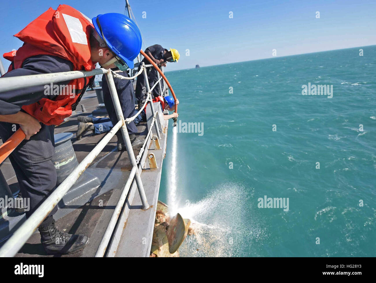 150713-N-KM939-119 indischen Ozean (13. Juli 2015) - Segler aus Decksbereich an Bord dock der amphibischen Landung Schiff USS Ashland (LSD-48) Spritzen Sie das Schiff Anker von Sedimenten und Ozean Schutt beim Wiegen zu verankern, während Talisman Sabre 2015 unterziehen. Talisman Sabre ist eine bilaterale Übung, australische und amerikanische Truppen zu trainieren, bei der Planung und Durchführung von kombinierten Taskforce Operationen bestimmt. (Foto: U.S. Navy Massenkommunikation 3. Klasse David A. Cox) USS Ashland Meer und Anker Detail während Talisman Sabre 150713-N-KM939-119 Stockfoto