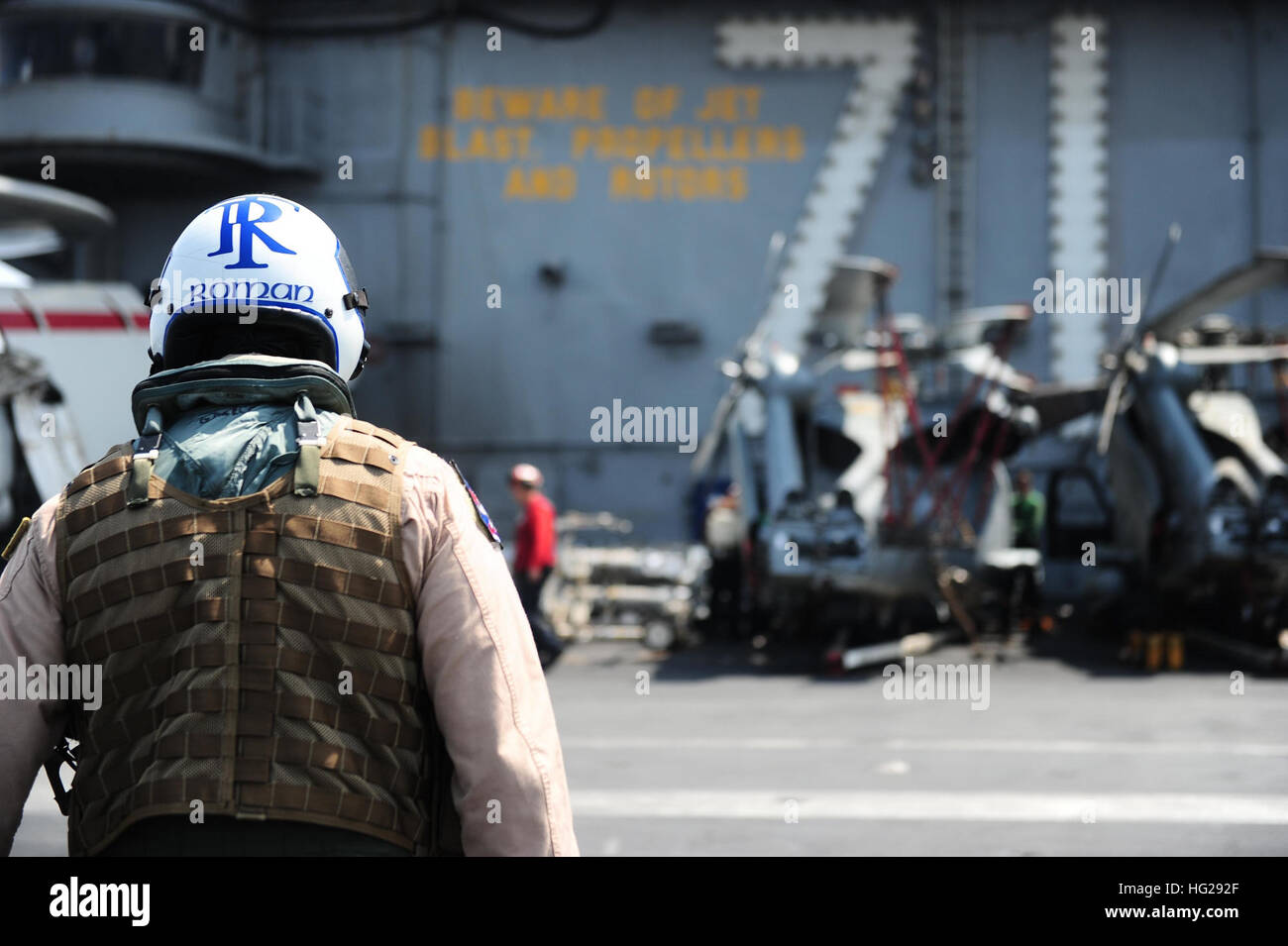 150716-N-GR120-104 arabischen Golf (16. Juli 2015) - Captain Daniel Grieco, Kommandant des Flugzeugträgers USS Theodore Roosevelt (CVN-71), geht zum Flugdeck Kontrolle an Bord TR. Theodore Roosevelt in den USA 5. Flotte Einsatzgebiet unterstützen Betrieb innewohnende zu beheben, Streik Operationen im Irak und in Syrien, wie verwiesen, maritimer Sicherheitsoperationen und Theater Sicherheitsbemühungen Zusammenarbeit in der Region bereitgestellt wird. (Foto: U.S. Navy Mass Communication Specialist 3. Klasse Anna Van Nuys/freigegeben) USS Theodore Roosevelt Operationen 150716-N-GR120-104 Stockfoto