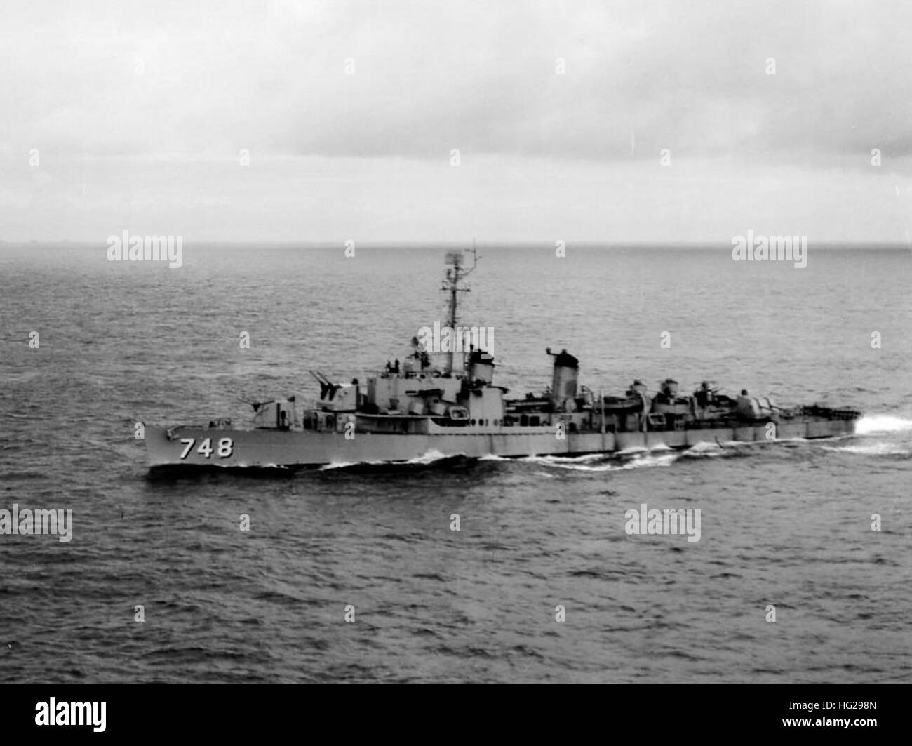 (DD-748)  Unterwegs auf dem Meer auf 8. August 1952.  Fotograf: PH3 Sinclair.  Offizielle US-Navy, Foto, aus den Sammlungen der Marine-Geschichte und Erbe-Befehl. USS Harry E. Hubbard (DD-748) im Gange im August 1952 Stockfoto