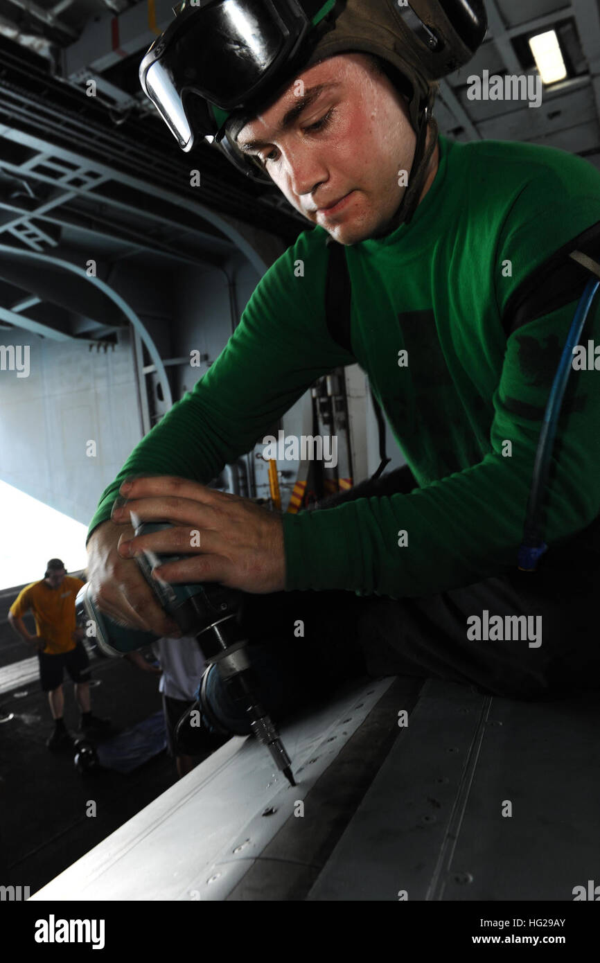 150816-N-CQ428-235 arabischen Golf (16. August 2015) - Aviation strukturelle Mechaniker 3. Klasse Jordan Austin aus Renton, Washington, stärkt die Flügel flattern auf eine F/A-18E Super Hornet im Hangar Bucht an Bord des Flugzeugträgers USS Theodore Roosevelt (CVN-71). Theodore Roosevelt wird in den USA 5. Flotte Einsatzgebiet unterstützen Betrieb innewohnende zu beheben, Streik Operationen im Irak und in Syrien, wie verwiesen, maritime Sicherheit und Theater Sicherheitsbemühungen Zusammenarbeit in der Region bereitgestellt. (Foto: U.S. Navy Mass Communication Specialist 3. Klasse Jennifer Case/freigegeben) USS Theodore Roos Stockfoto