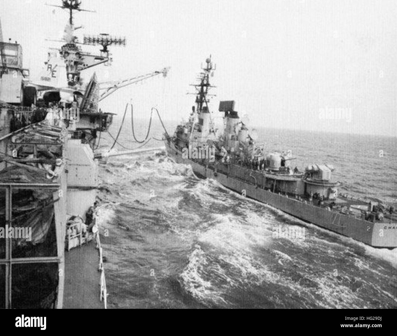 USS Franklin D. Roosevelt (CVA-42) tankt USS Charles F. Adams (DDG-2) 1970 Stockfoto