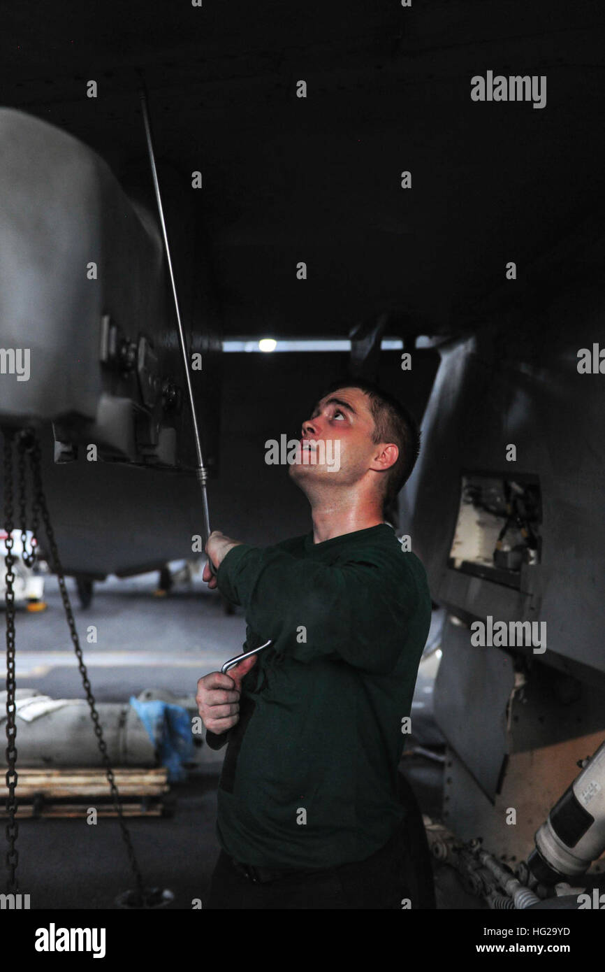 150929-N-PG340-051 arabischen Golf (29. September 2015) – Aviation strukturelle Mechaniker 3. Klasse Jordan Austin, von Brenton, Washington, stellt Vorderkante Klappe Griffe auf eine F/A-18E Super Hornet im Hangar Bucht an Bord des Flugzeugträgers USS Theodore Roosevelt (CVN-71). Theodore Roosevelt wird in den USA 5. Flotte Einsatzgebiet unterstützen Betrieb innewohnende zu beheben, Streik Operationen im Irak und in Syrien, wie verwiesen, maritime Sicherheit und Theater Sicherheitsbemühungen Zusammenarbeit in der Region bereitgestellt. (Foto: U.S. Navy Mass Communication Specialist 3. Klasse Stephane Belcher/freigegeben) Stockfoto