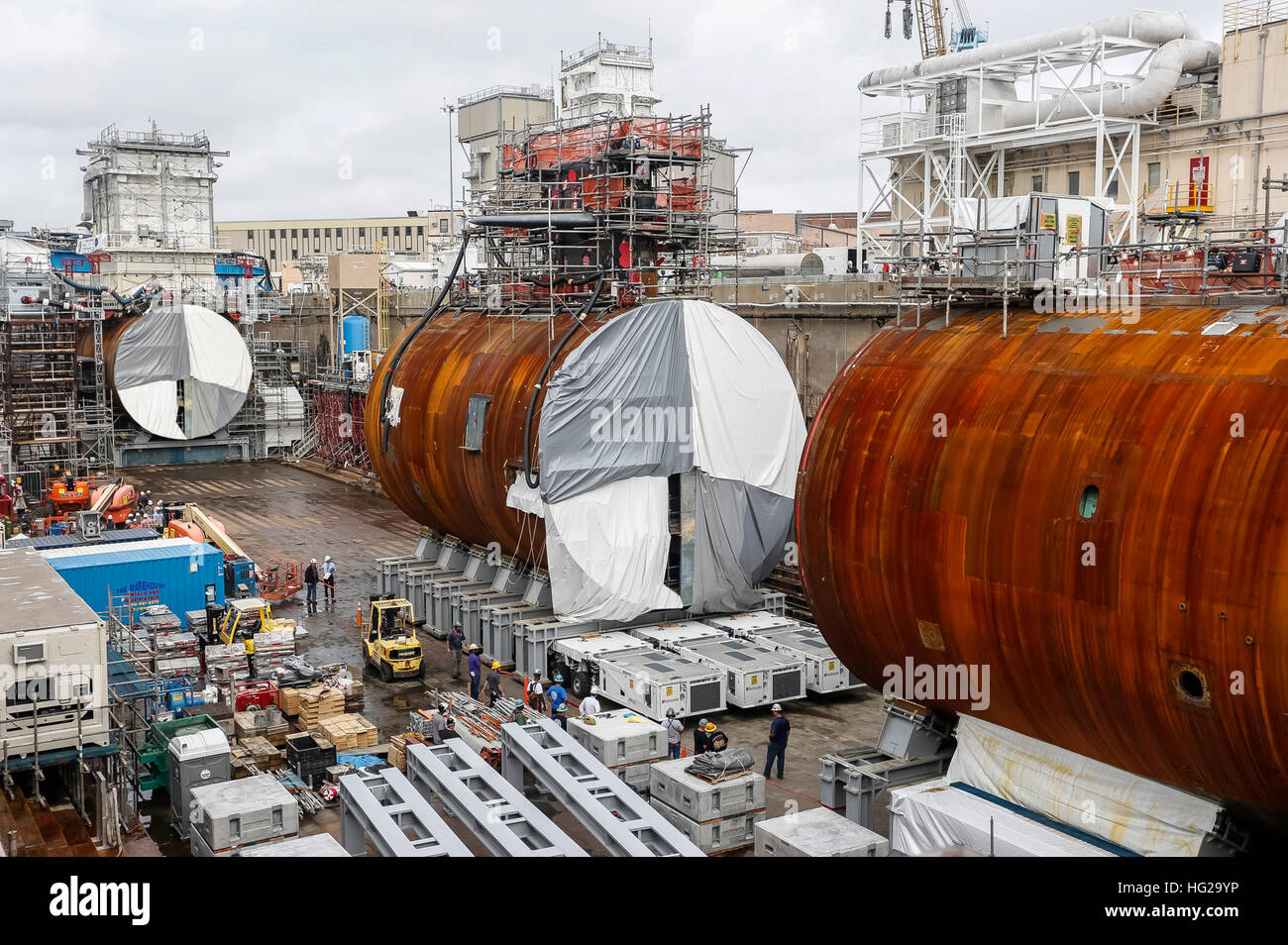 150929-N-MA158-004 PORTSMOUTH, Virginia (29. September 2015) USS La Jolla (SSN-701) vollzieht Umwandlung von einem operativen schnell-Angriff u-Boot in einem vertäut Training Schiff (MTS) in Norfolk Naval Shipyard in Portsmouth, Virginia.  Mit zwei Einschnitten und La Jolla nun in drei Teile getrennt werden das Boot, Hinzufügen von 76 Fuß in der Länge drei neue Rumpf Abschnitte hinzugefügt werden.  (U. S. Navy Foto von Shayne Hensley/freigegeben) USS La Jolla (SSN-701) unterziehen Umstellung auf vertäut Schulschiff im Norfolk Navy Yard im September 2015 Stockfoto