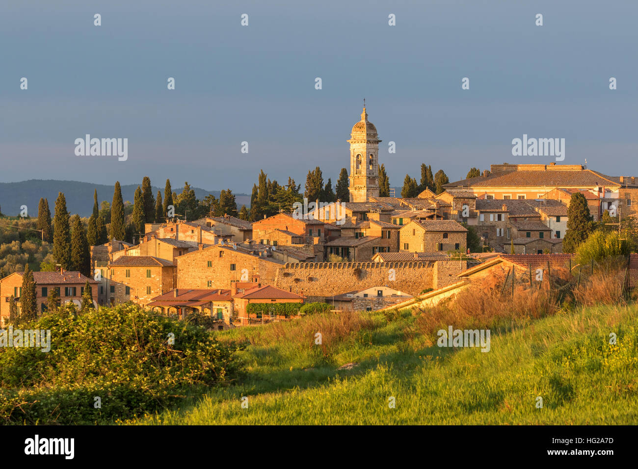 Blick auf San Quirico d ' Orcia ein italienisches Dorf in der Toskana, Italien Stockfoto