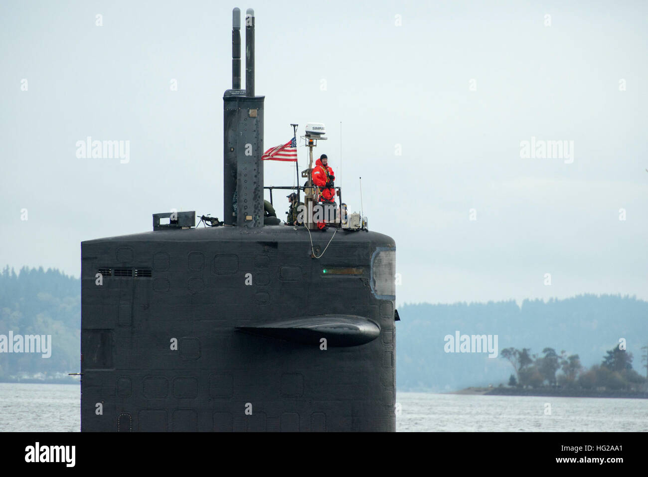 PUGET SOUND, Washington (28. Oktober 2015) – CMdR Don Tenney, kommandierenden Offizier der Los-Angeles-Klasse schnell-Angriff u-Boot USS Albuquerque (SSN-706), steht auf der Brücke als die Boot-Transite Puget Sound Naval Shipyard und Intermediate Maintenance Facility. Albuquerque bewegt sich in Bremerton, Washington, von San Diego nach seiner Inaktivierung Prozess- und eventuellen Rückbau beginnen. Das Boot 19 Mal im Einsatz, mehr als 20 Länder besucht und gedämpft über 500.000 Meilen in seinen 32 Jahren seiner Dienstzeit. (Foto: U.S. Navy Mass Communication Specialist 2. Klasse Amanda R. Gray/freigegeben) USS Albuquerqu Stockfoto