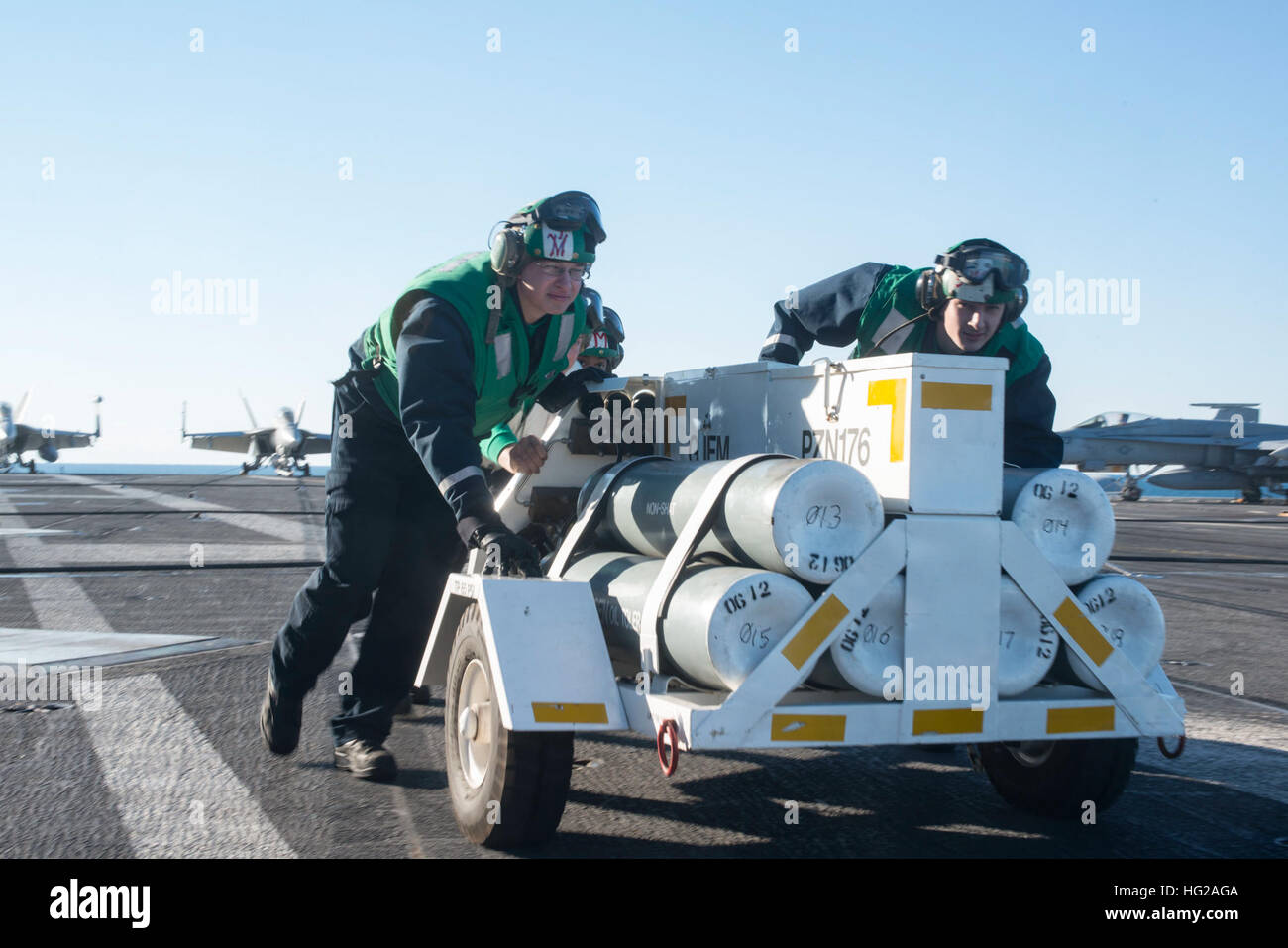 151124-N-ZZ999-002-Atlantik (24. November 2015) – schieben Segler Stickstofftanks über das Flugdeck des Flugzeugträgers USS Dwight D. Eisenhower (CVN-69). Dwight D. Eisenhower mit eingeschifften Carrier Air Wing 3 führt im Gange Training Verfügbarkeit (TSTA) und abschließende Bewertung Problem (FEP) als Bestandteil der Grundausbildung die optimierte Flotte Reaktionsplan des Schiffs zugeschnitten. (Foto: U.S. Navy Masse Kommunikation Seemann Lehrling Casey S. Trietsch/freigegeben) USS Dwight D. Eisenhower Operationen 151124-N-ZZ999-002 Stockfoto