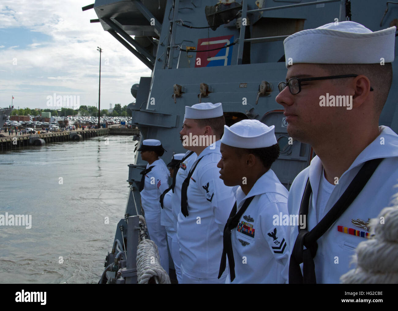 NORFOLK (1. Juni 2016) Seeleute an Bord der geführte Flugkörper-Zerstörer USS Mason (DDG-87) Mensch die Schienen als Mason Naval Station Norfolk als Bestandteil der Eisenhower Carrier Strike Group fährt (Ike CSG) Bereitstellung zur Unterstützung von maritimer Sicherheitsoperationen und Sicherheitsbemühungen Zusammenarbeit Theater in der US-5. und 6. Flotte Einsatzgebiete. Die Ike-CSG umfasst USS Dwight D. Eisenhower (CVN-69) (Ike), Carrier Air Wing (CVW) 3, Zerstörer Geschwader (DESRON) 26 und Schiffe USS San Jacinto (CG-56), USS Monterey (CG-61), USS Stout (DDG-55), USS Roosevelt (DDG-80), USS Nitze (DDG-87) und Mason. (US-N Stockfoto