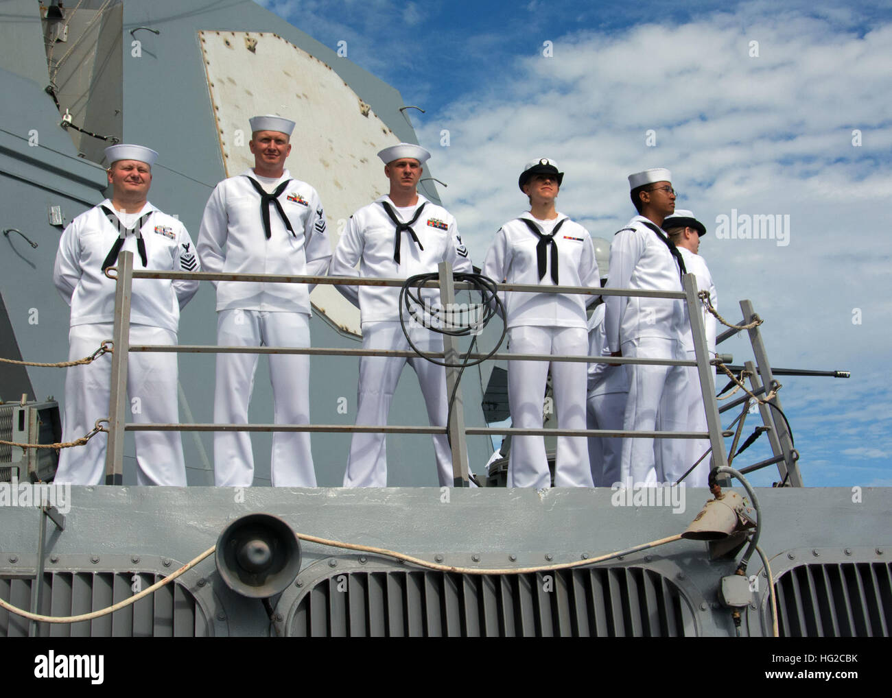 NORFOLK (1. Juni 2016) Seeleute an Bord der geführte Flugkörper-Zerstörer USS Mason (DDG-87) Mensch die Schienen als Mason Naval Station Norfolk als Bestandteil der Eisenhower Carrier Strike Group fährt (Ike CSG) Bereitstellung zur Unterstützung von maritimer Sicherheitsoperationen und Sicherheitsbemühungen Zusammenarbeit Theater in der US-5. und 6. Flotte Einsatzgebiete. Die Ike-CSG umfasst USS Dwight D. Eisenhower (CVN-69) (Ike), Carrier Air Wing (CVW) 3, Zerstörer Geschwader (DESRON) 26 und Schiffe USS San Jacinto (CG-56), USS Monterey (CG-61), USS Stout (DDG-55), USS Roosevelt (DDG-80), USS Nitze (DDG-87) und Mason. (US-N Stockfoto